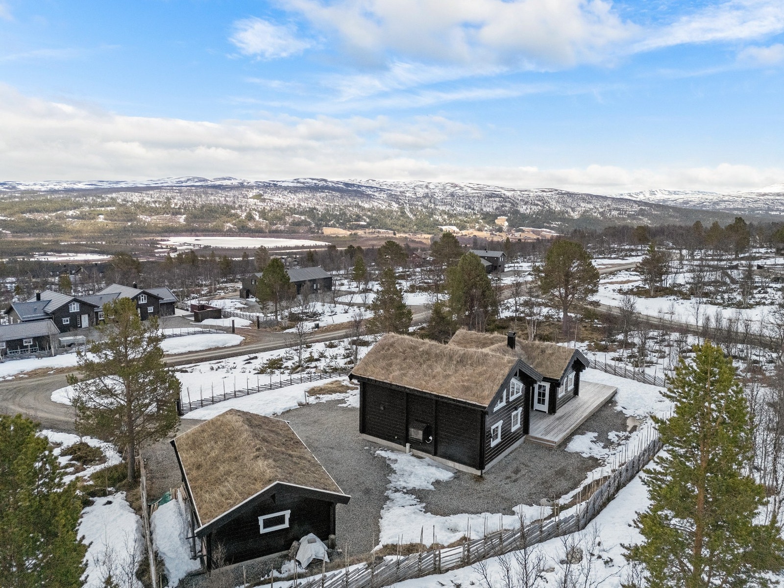 Eiendommen ligger på en romslig tomt på 2,3 mål og har garasje med tilhørende bod. Galleribilde