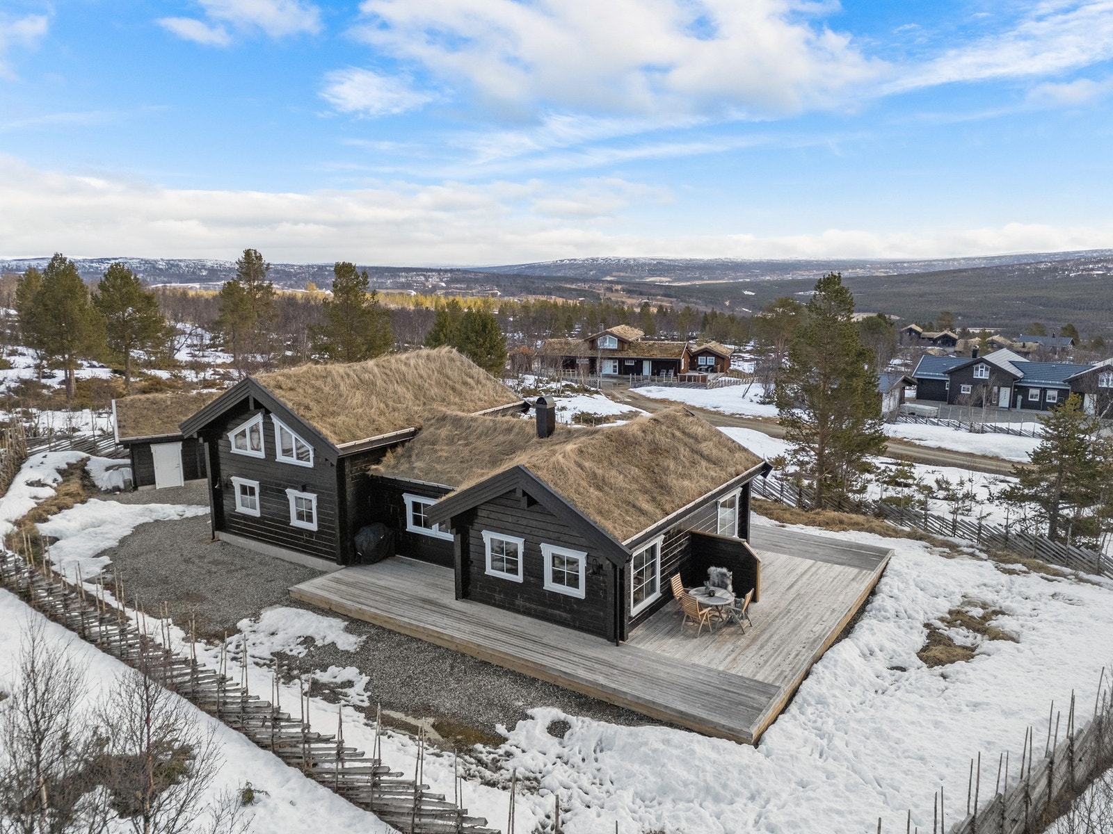 Fra feltet er det ca. 10 minutter inn til både Os sentrum og Røros sentrum hvor du finner alt av servicefasiliteter. Galleribilde