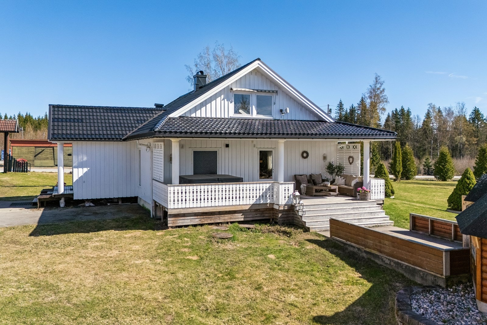 Velholdt bolig med stor hage og flere uteplasser. Galleribilde