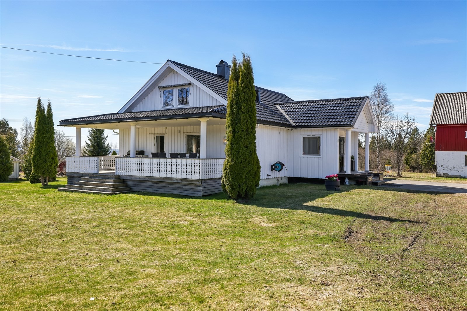 Boligen ligger fint til på tomten med gode solforhold og pent opparbeidede uteområder. Galleribilde