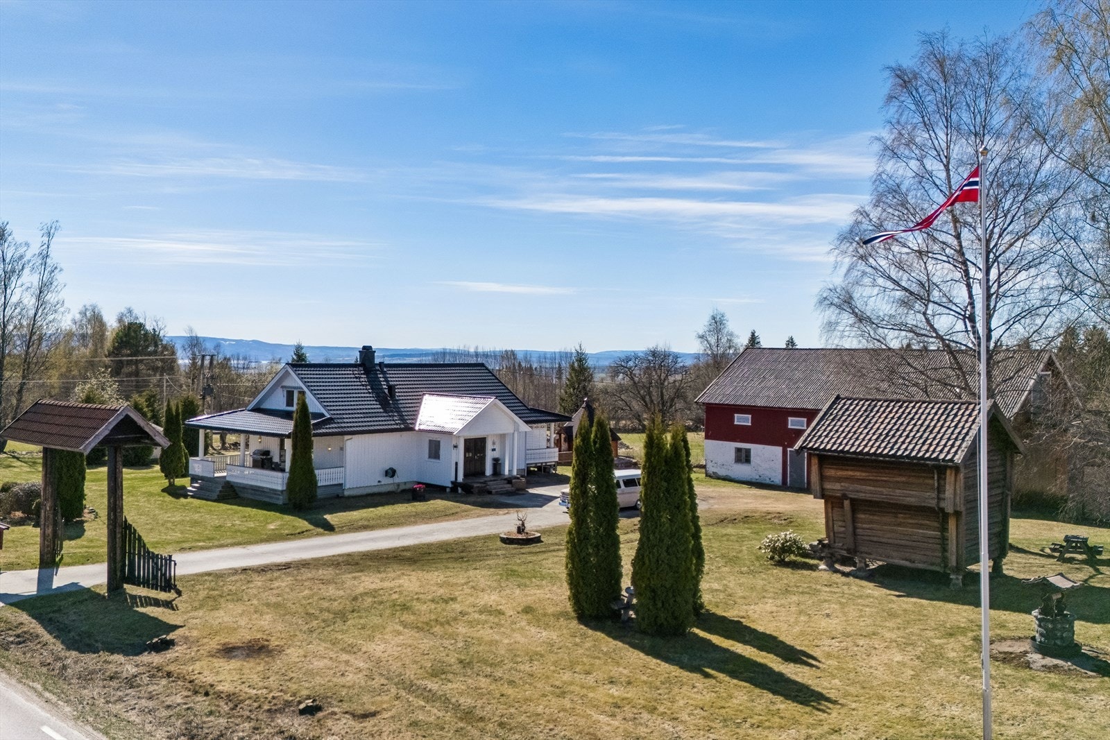 Eiendommen byr på store utearealer med god avstand til naboer og lite innsyn. Galleribilde