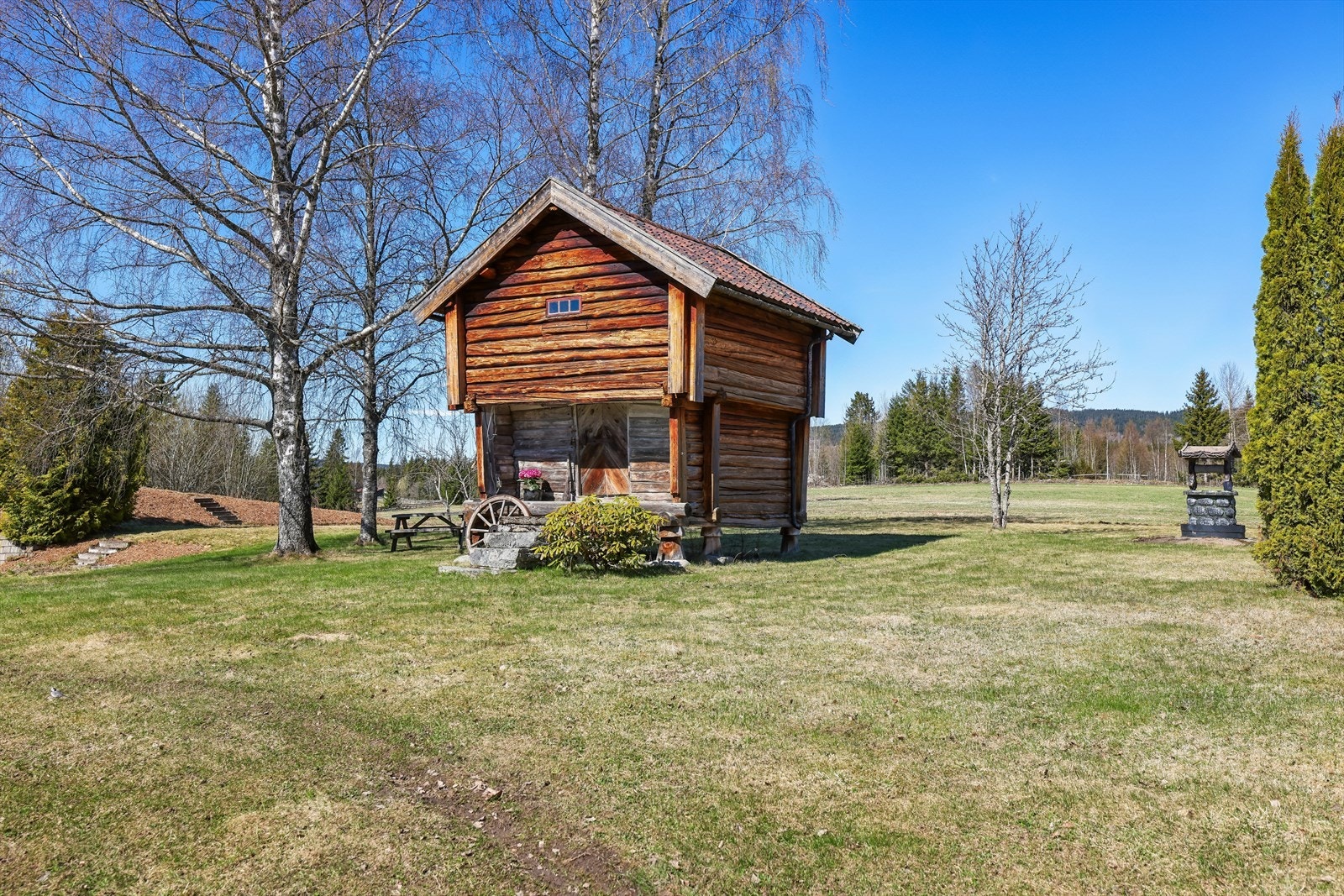 Stabbur med historisk preg - et sjarmerende element på eiendommen. Galleribilde