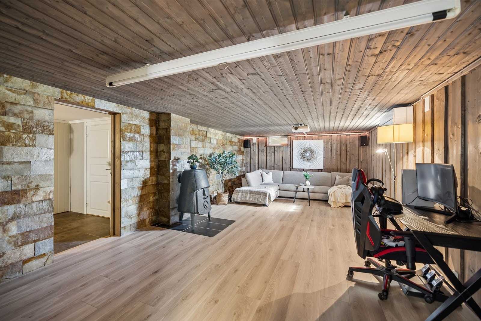 Stor kjellerstue med flere bruksområder, blant annet til hjemmekino eller oppholdsrom. Galleribilde