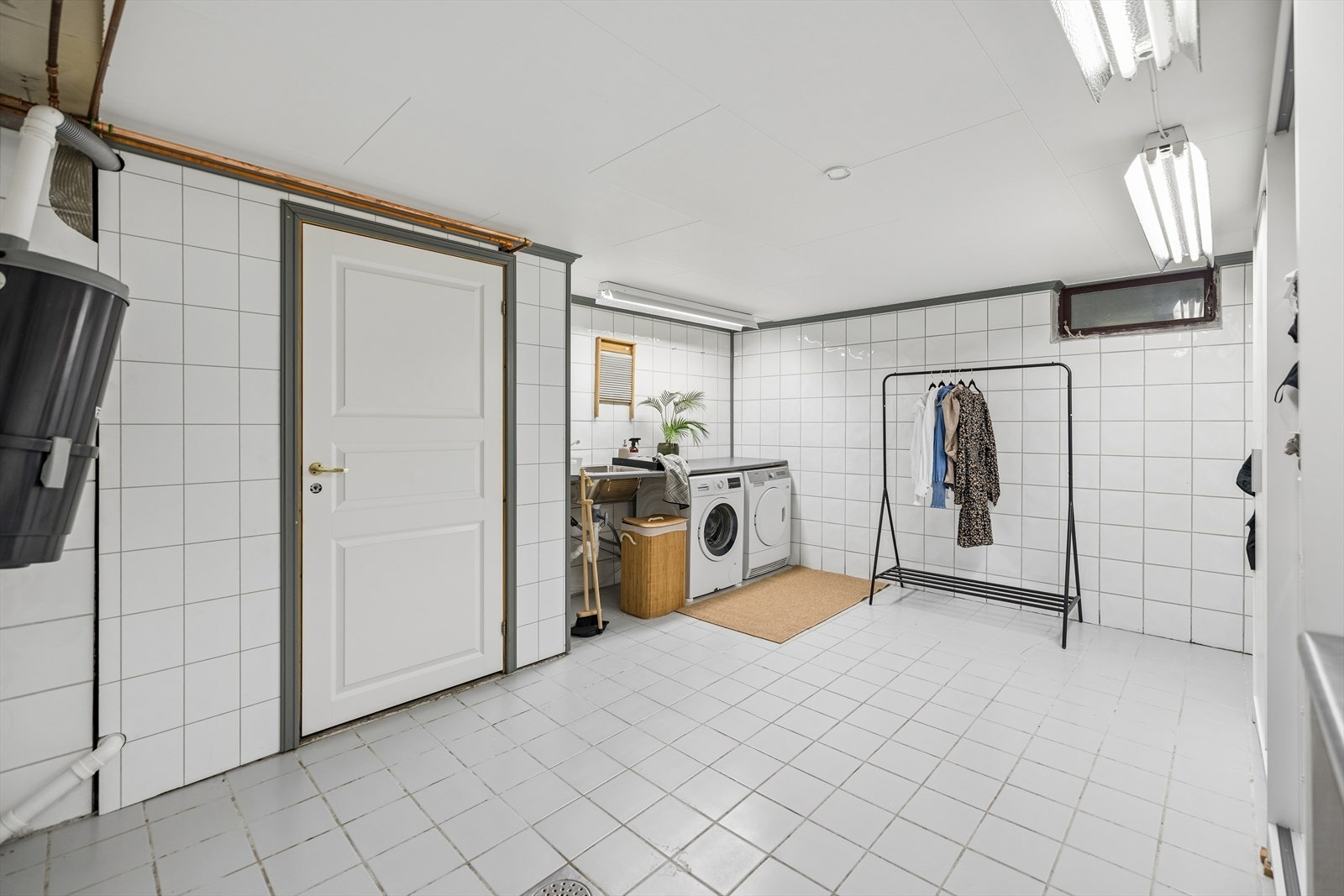 Praktisk vaskerom med god plass til oppbevaring og tekniske installasjoner. Galleribilde
