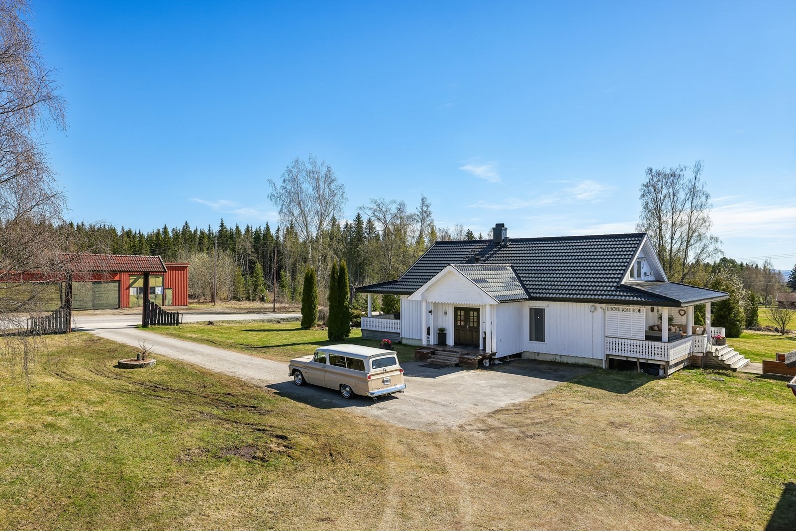 Opparbeidet hage med gode solforhold, lysthus og flere hyggelige uteplasser. Galleribilde