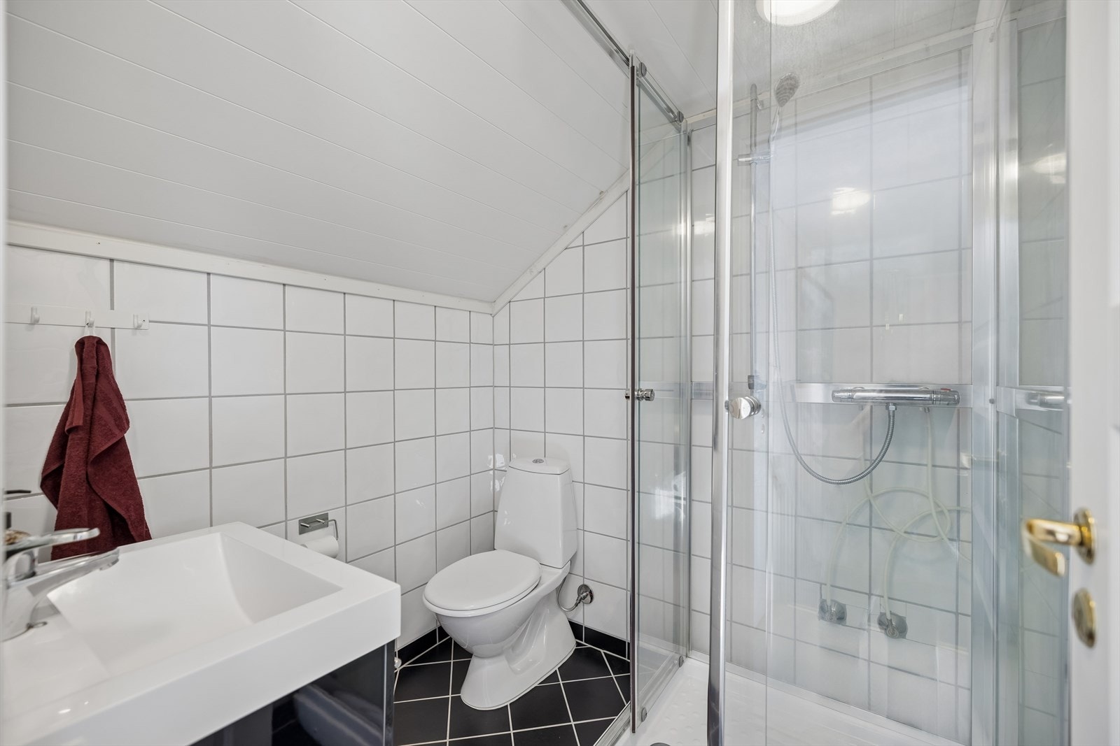 Bad med dusjløsning og flislagte flater. Galleribilde