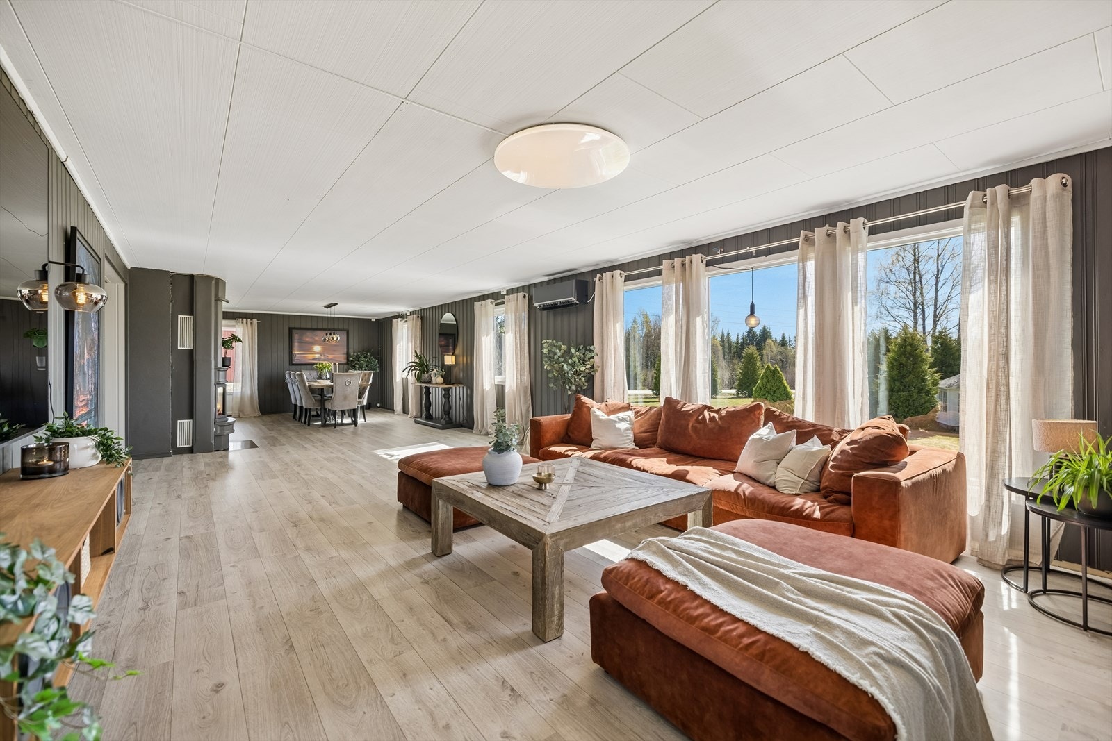 Stue med god plass til sofagruppe og flere soner. Galleribilde