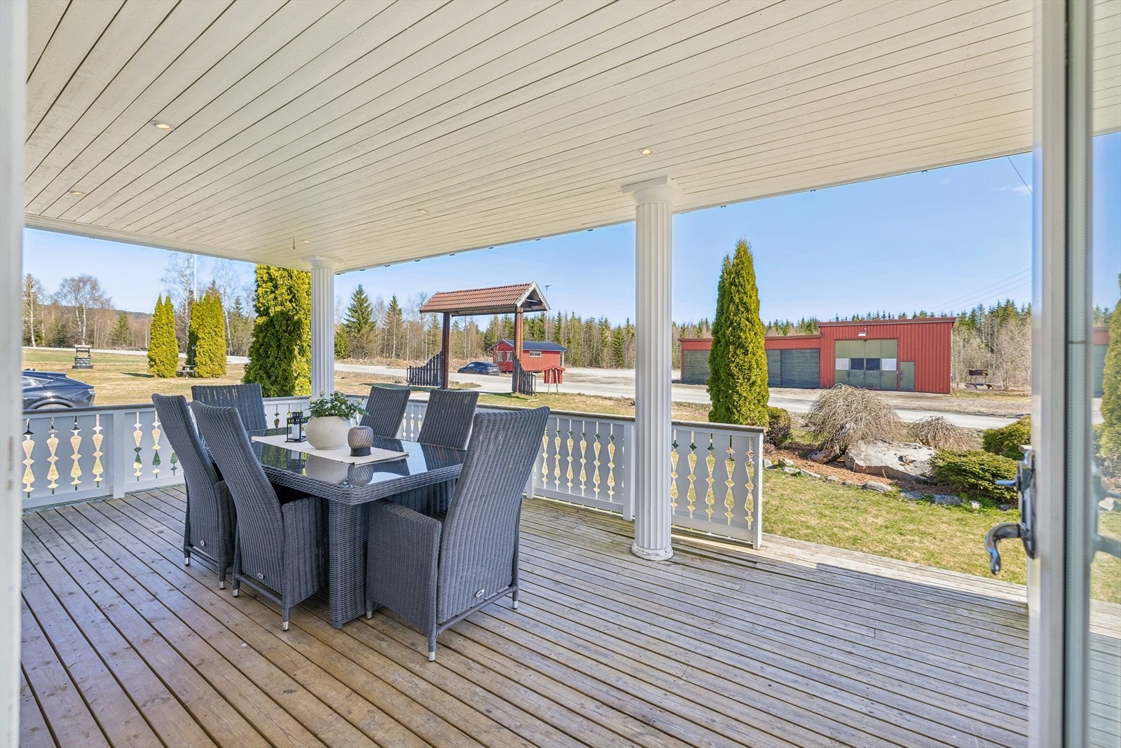 Overbygd terrasse med gode soner for både avslapning og sosiale sammenkomster. Galleribilde