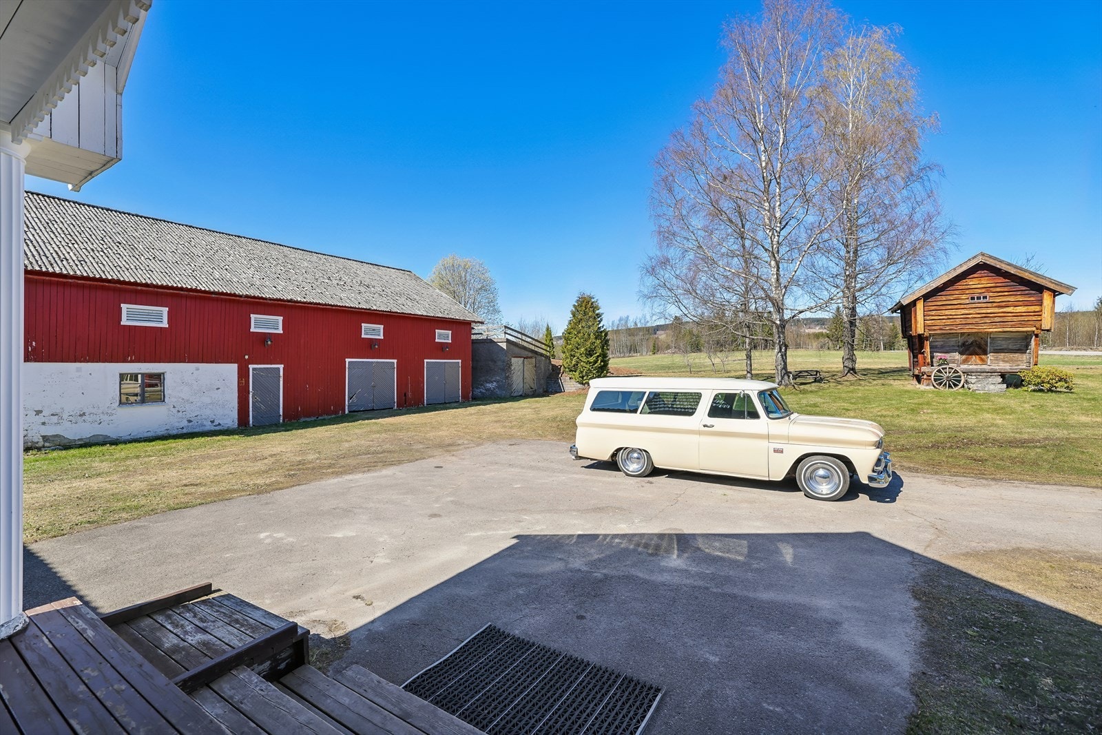God gårdsplass med enkel adkomst og gode parkeringsmuligheter. Galleribilde