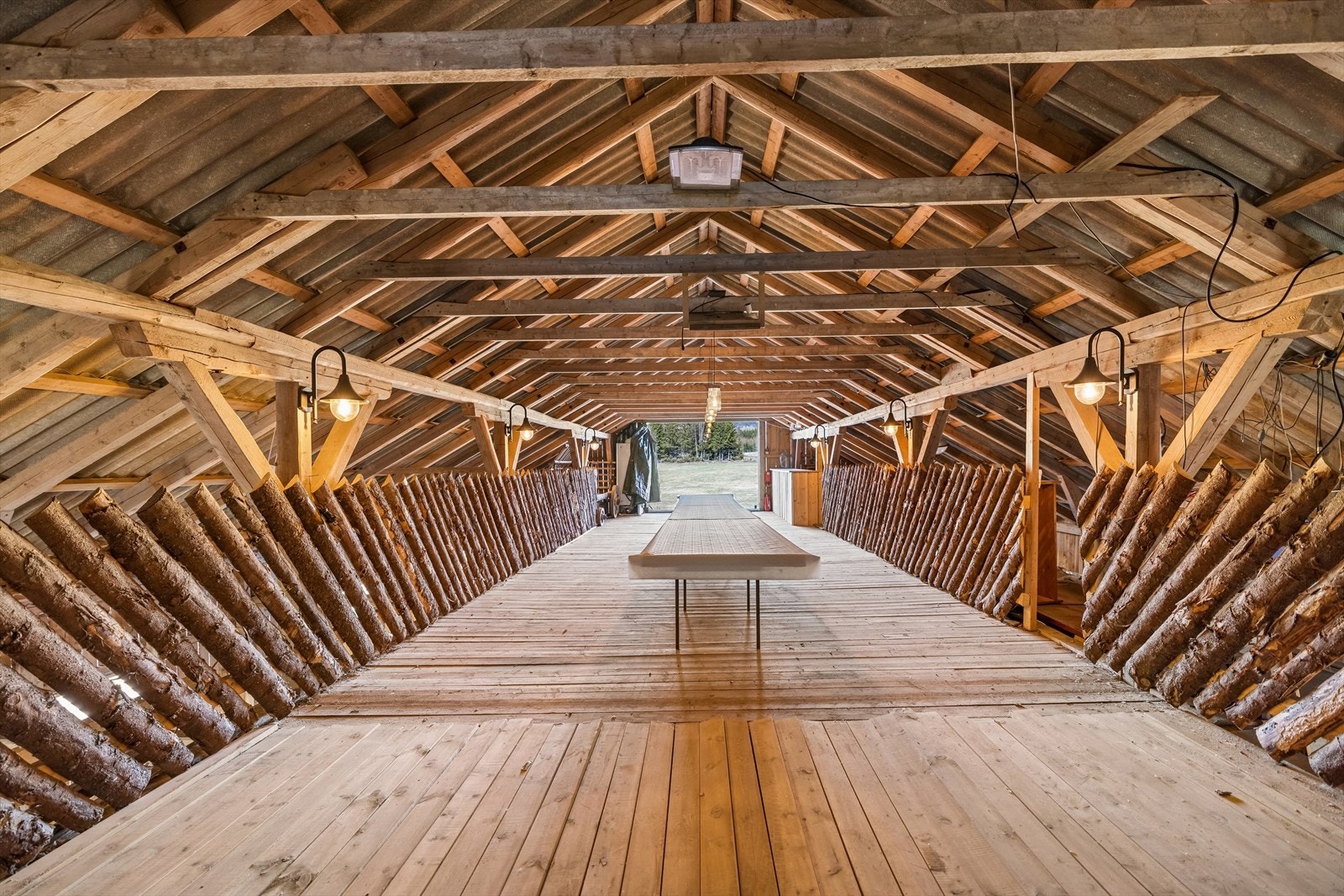 Loft/oppbevaringsrom med synlige konstruksjoner og god takhøyde, god plass til gjester. Galleribilde