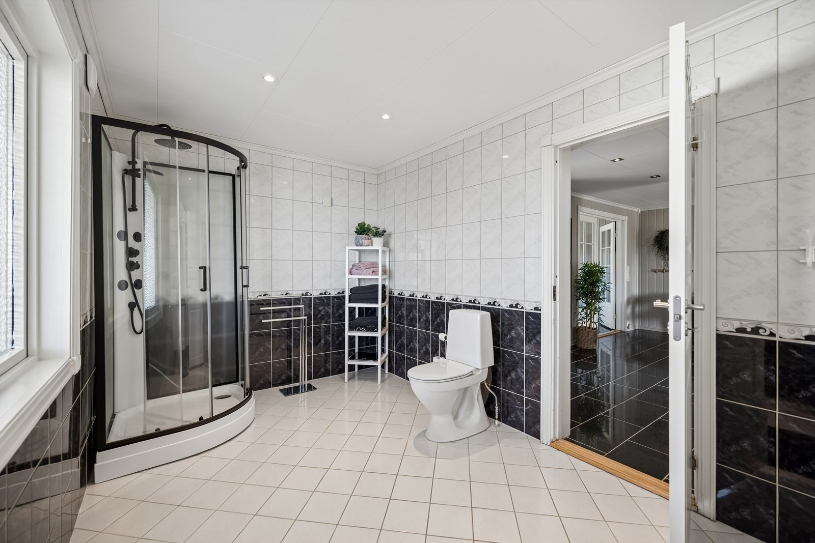 Romslig og flislagt bad med varmekabler i gulv og god plass til både dusj og innredning. Galleribilde