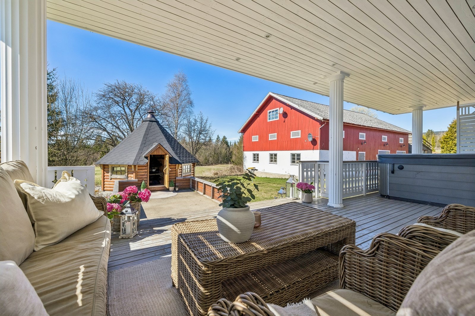 Stor terrasse med takoverbygg, belysning og gode solforhold. Galleribilde
