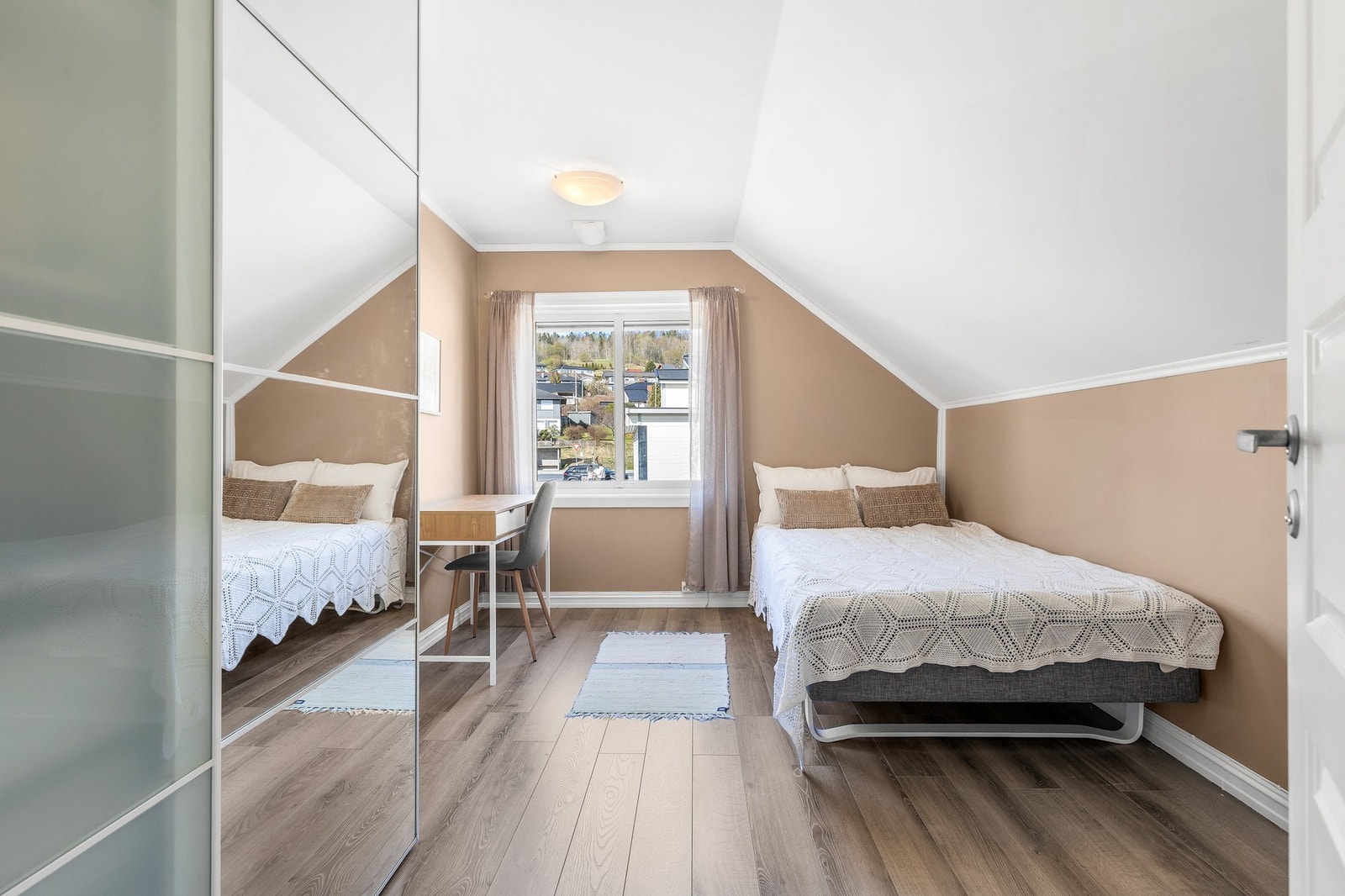 Soverom 2 med god plass til seng og oppbevaringsmøbler. Galleribilde
