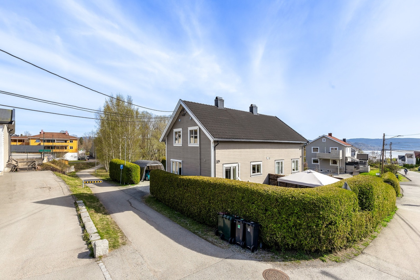 Boligen ligger fint til i et populært og ettertraktet området på Åskollen med gangavstand til barneskolen, matbutikken og flotte turstier både på Nordbykollen og langs fjorden. Galleribilde