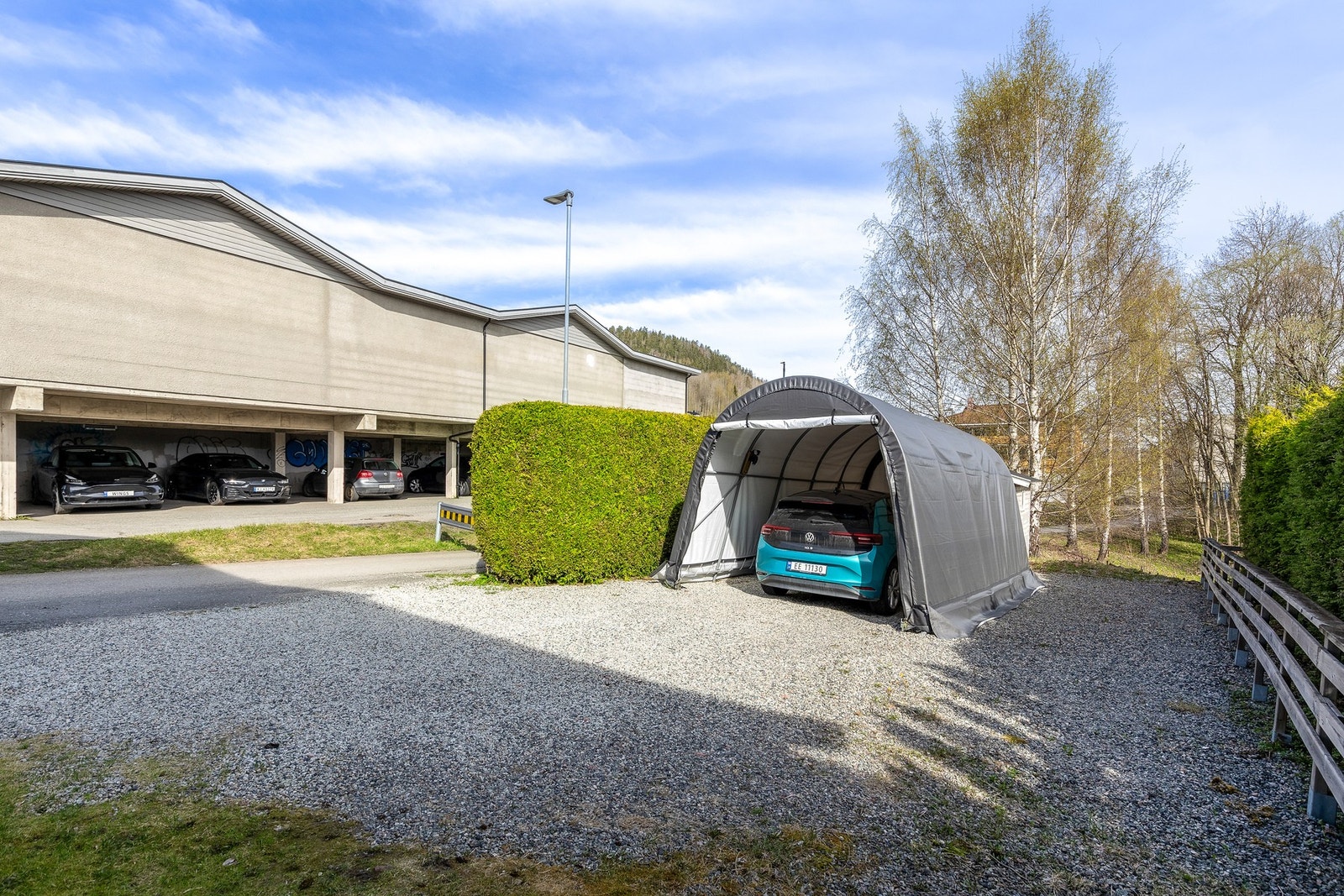 Parkering på egen tomt eller i garasjetelt. Galleribilde
