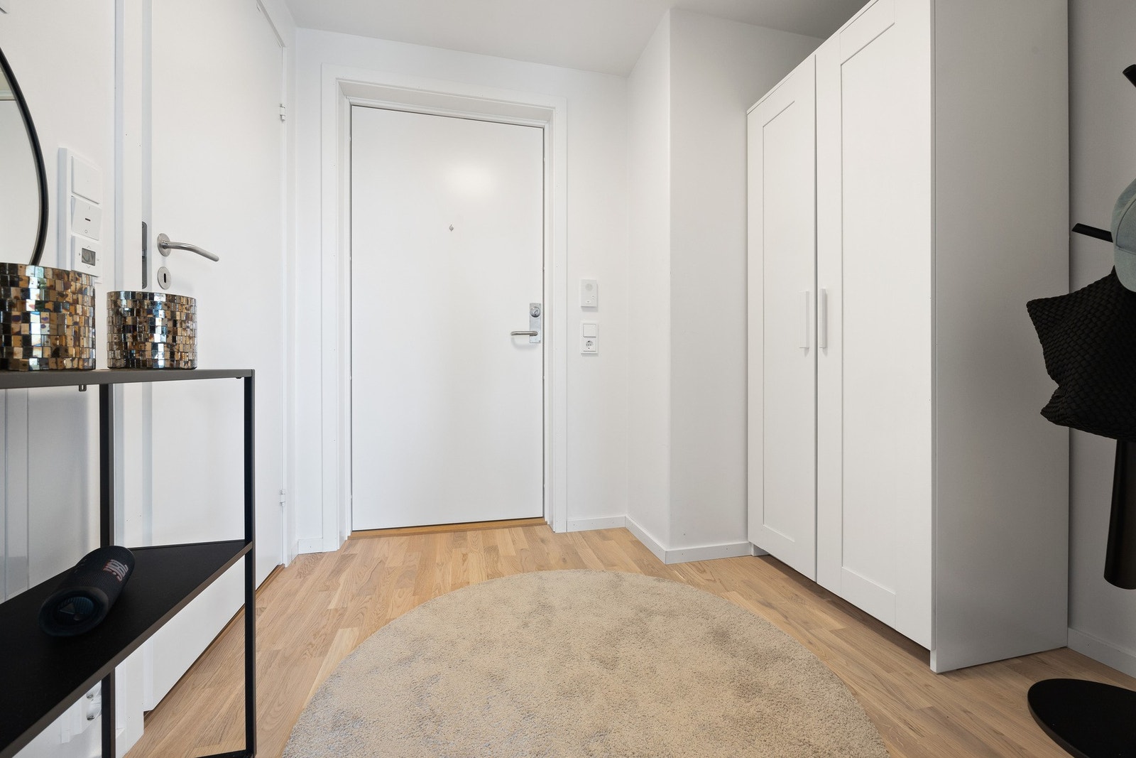 Romslig gang med plass til garderobeskap Galleribilde