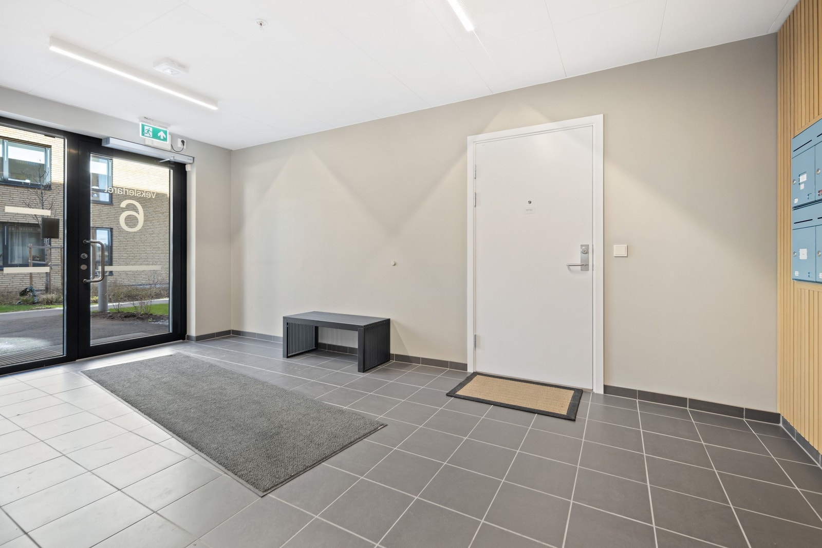 Fellesområdene er lyse med flislagte gulv og nøytrale farger. Galleribilde