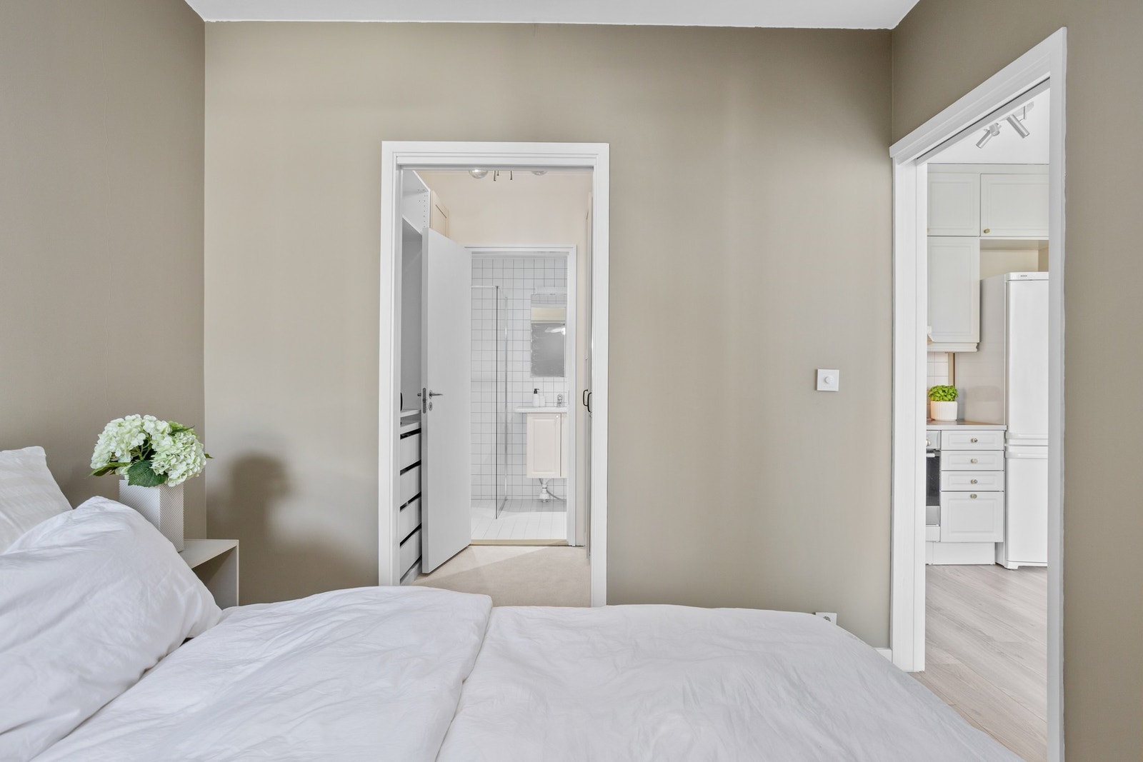 Soverommet har fin plass til dobbeltseng og nattbord, samt praktisk adkomst til walk-in closet Galleribilde