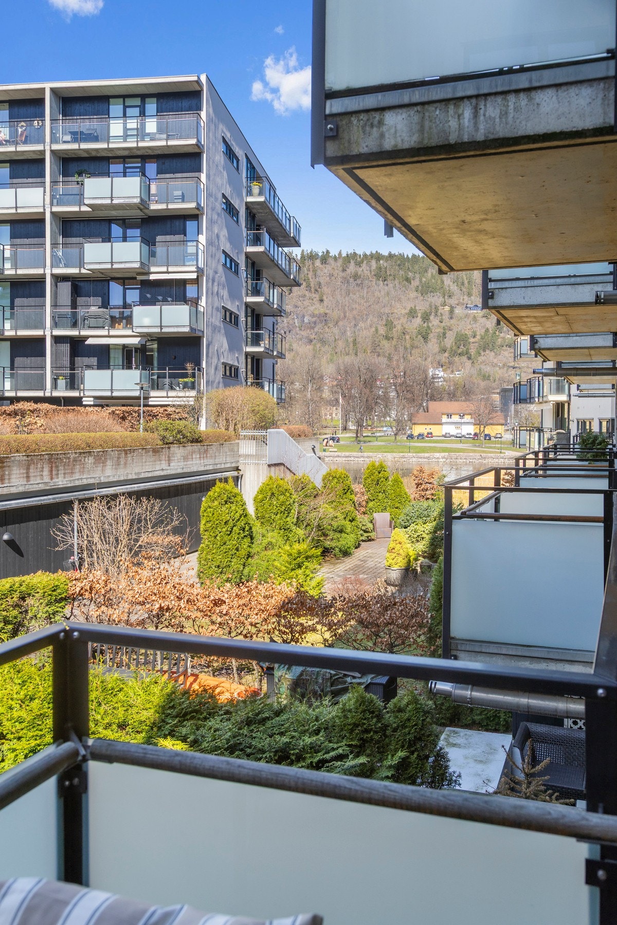 Balkongen vender ut mot et rolig og grønt atrium, og er delvis overbygget Galleribilde