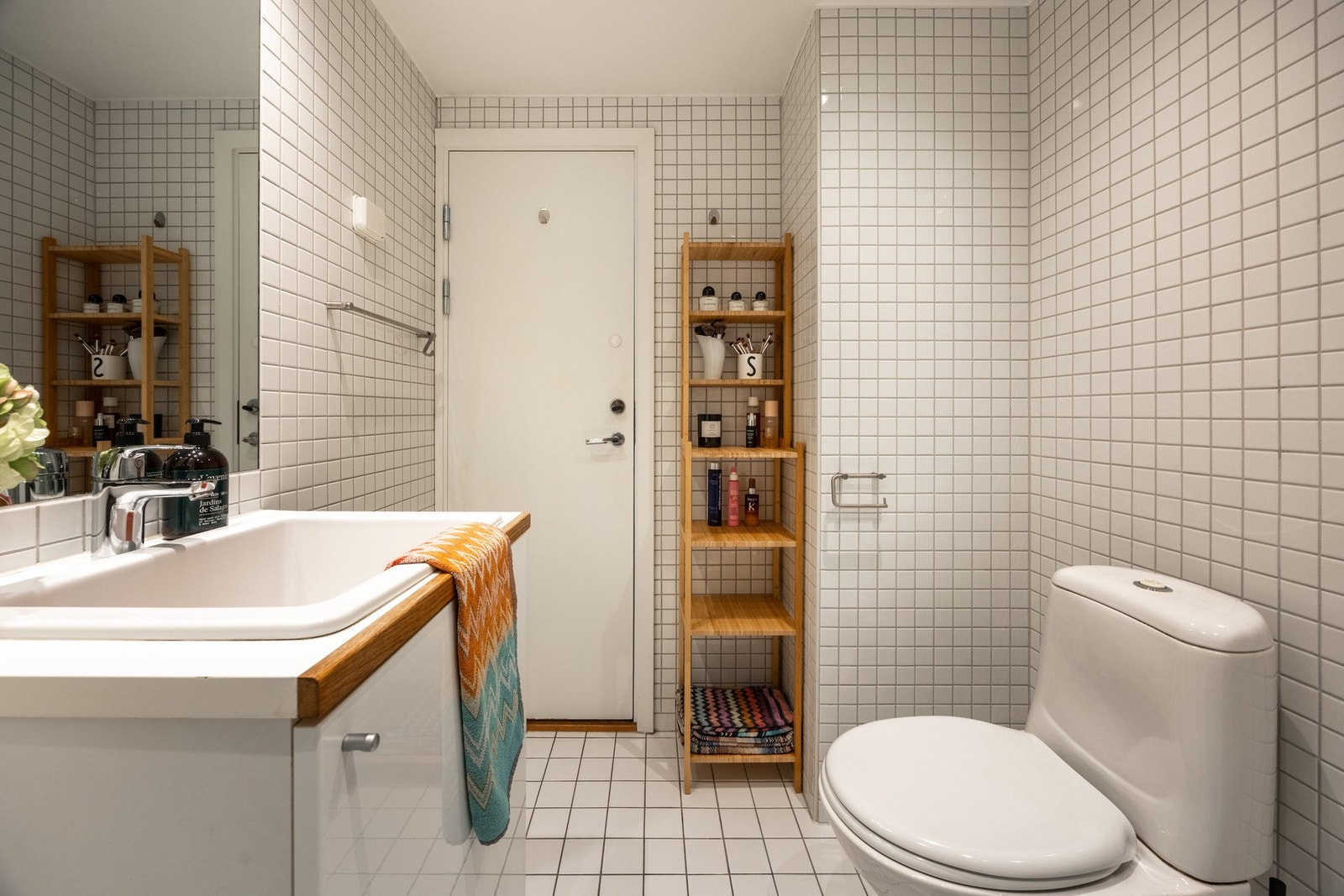 Badet er innredet med slett innredning med heldekkende servant dusjhjørne, samt toalett. Galleribilde