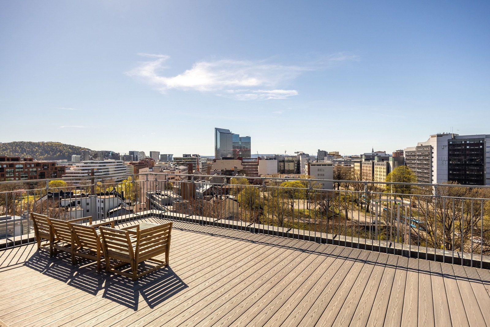 Fantastisk felles takterrasse med panoramautsikt og svært gode solforhold. Galleribilde