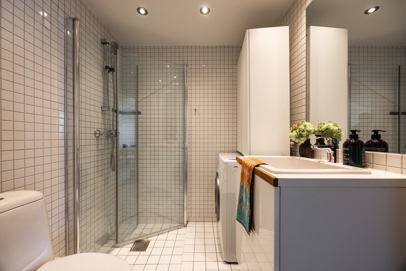Helfliset bad med downlights i taket. Galleribilde