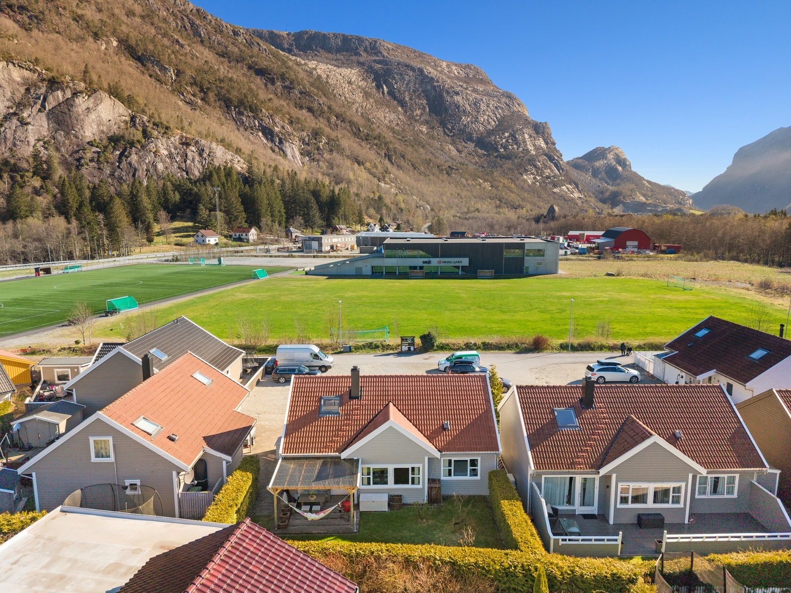 Østerhushallen er et sentralt samlingspunkt i bygda og tilbyr et mangfold av aktiviteter, inkludert idrett, arrangementer, e-sportrom og den populære Lørdagsklubben med aktiviteter for ulike aldersgrupper. Galleribilde