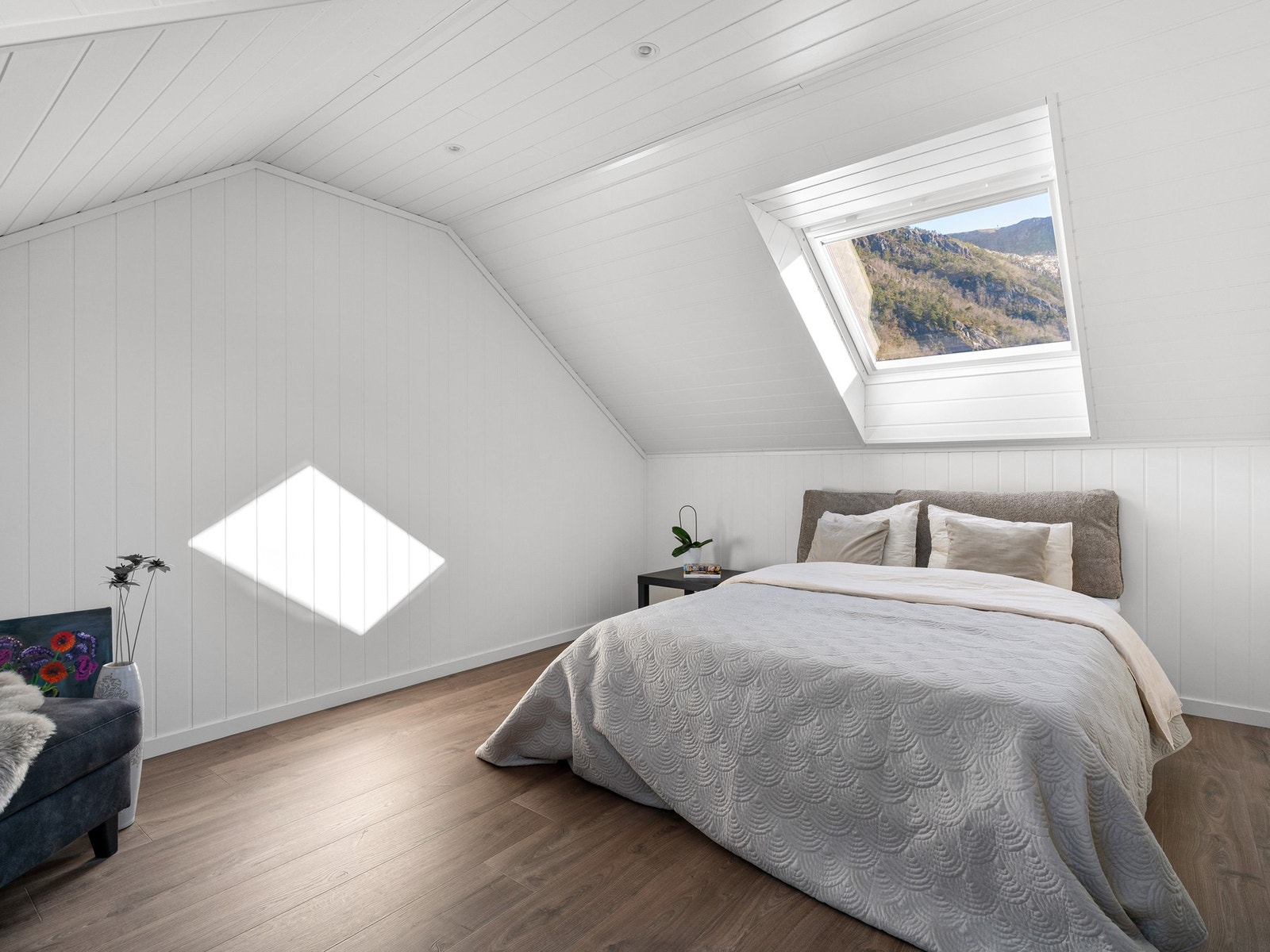 Boligen har tre soverom. Hvorav hovedsoverommet er plassert i første etasje og de to andre i boligens andre etasje. Galleribilde