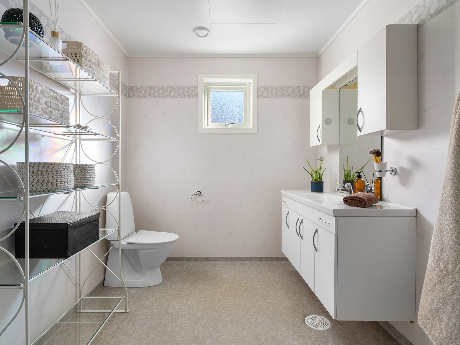 Badet har vinylbelegg på gulv, våtromstapet på vegger og malte himlingsplater. Galleribilde