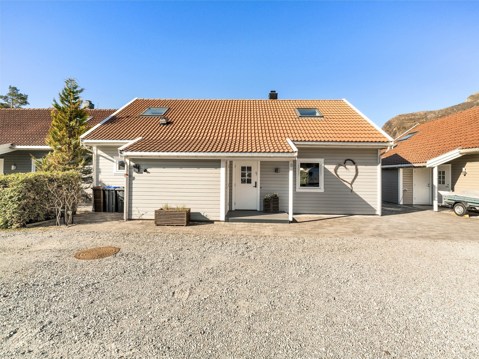 Rundt store deler av boligen er det lagt belegningsstein, som gir et ryddig, helhetlig og lettstelt uteområde med gode oppholdsarealer. Galleribilde