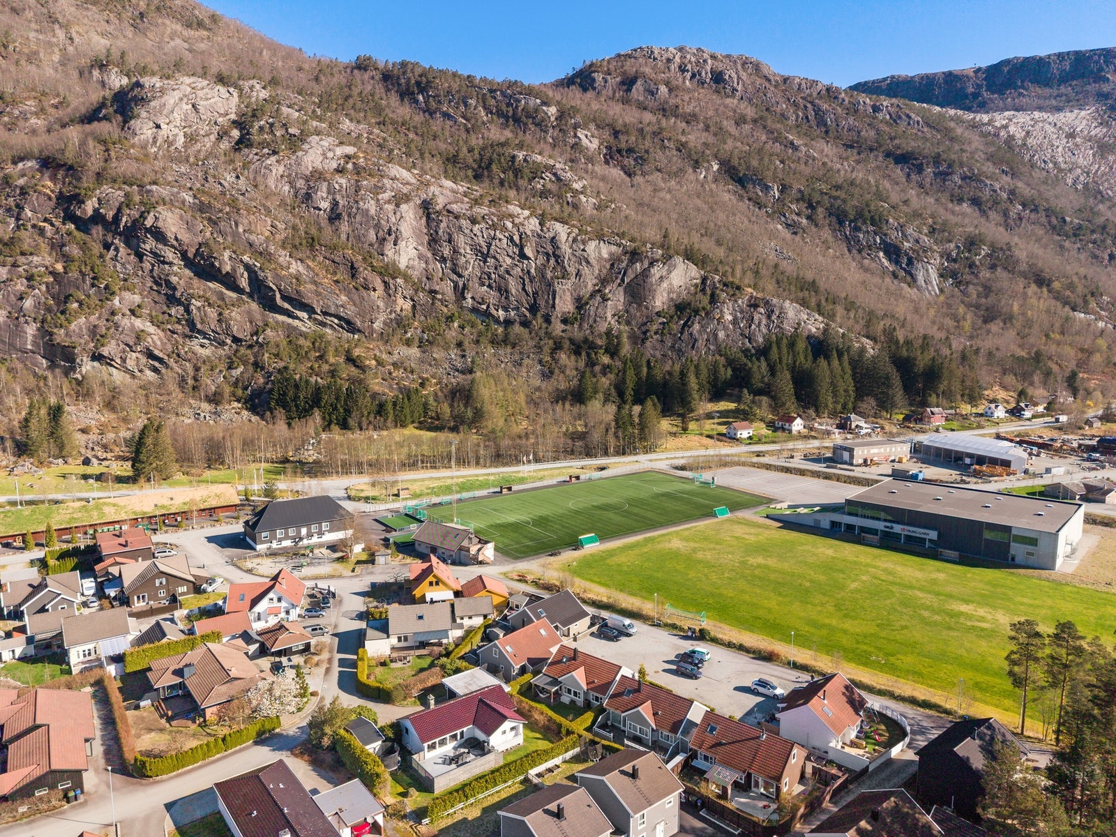 Det er også fine bade- og rekreasjonsmuligheter både i Oltedalsvatnet og i elven. Galleribilde