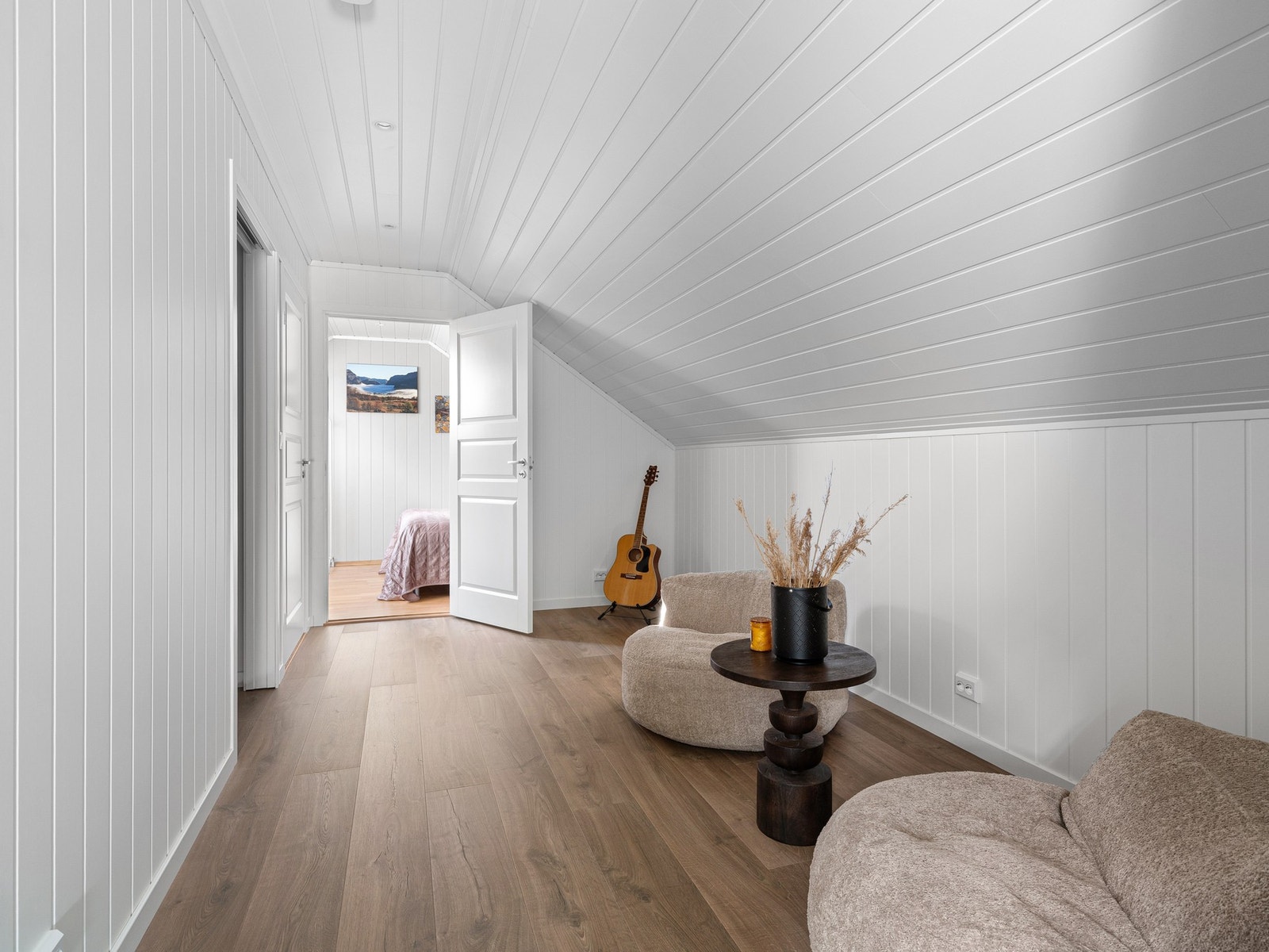 Boligens andre etasje er innredet med 2 soverom, gang og toalettrom. Galleribilde