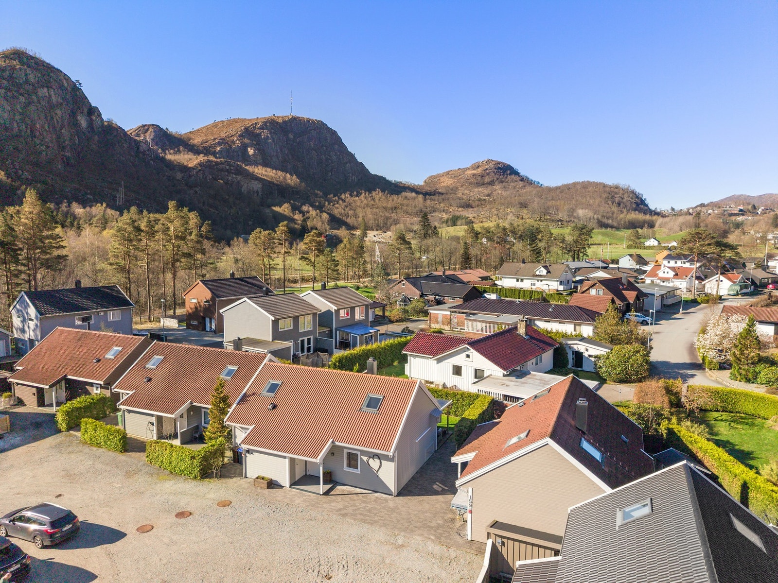 orsamlingshuset Samhald benyttes til en rekke arrangementer og tilbyr blant annet utleie av lokaler, bygdekino og ulike sosiale tilstelninger. Galleribilde
