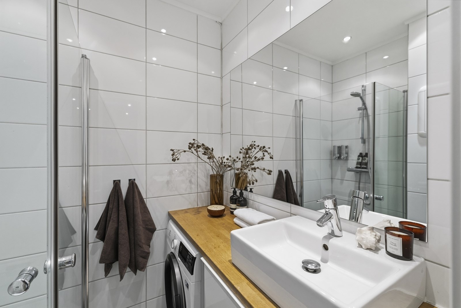 Det er opplegg til vaskemaskin på badet. Vaskemaskinen følger ikke med. Galleribilde