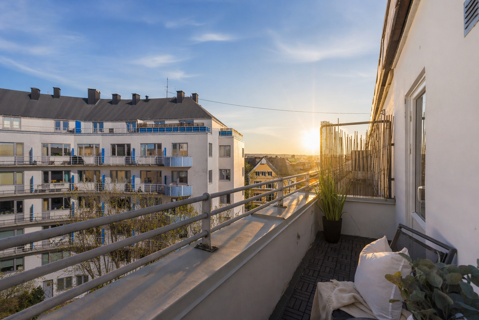 Hyggelig balkong med utgang fra kjøkkenet. Her er det morgensol sommerstid, og et perfekt sted for morgenkaffen. Solen er lagt til via AI. Galleribilde