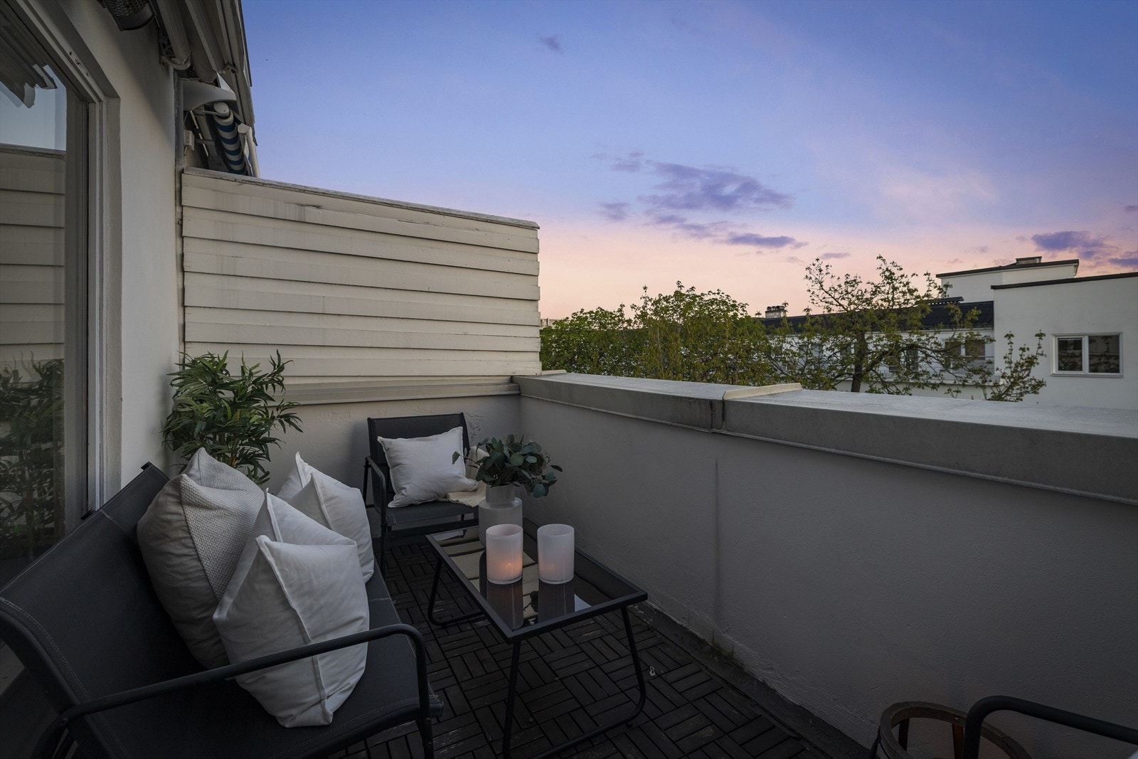 Kveldsstemning på terrassen. Galleribilde