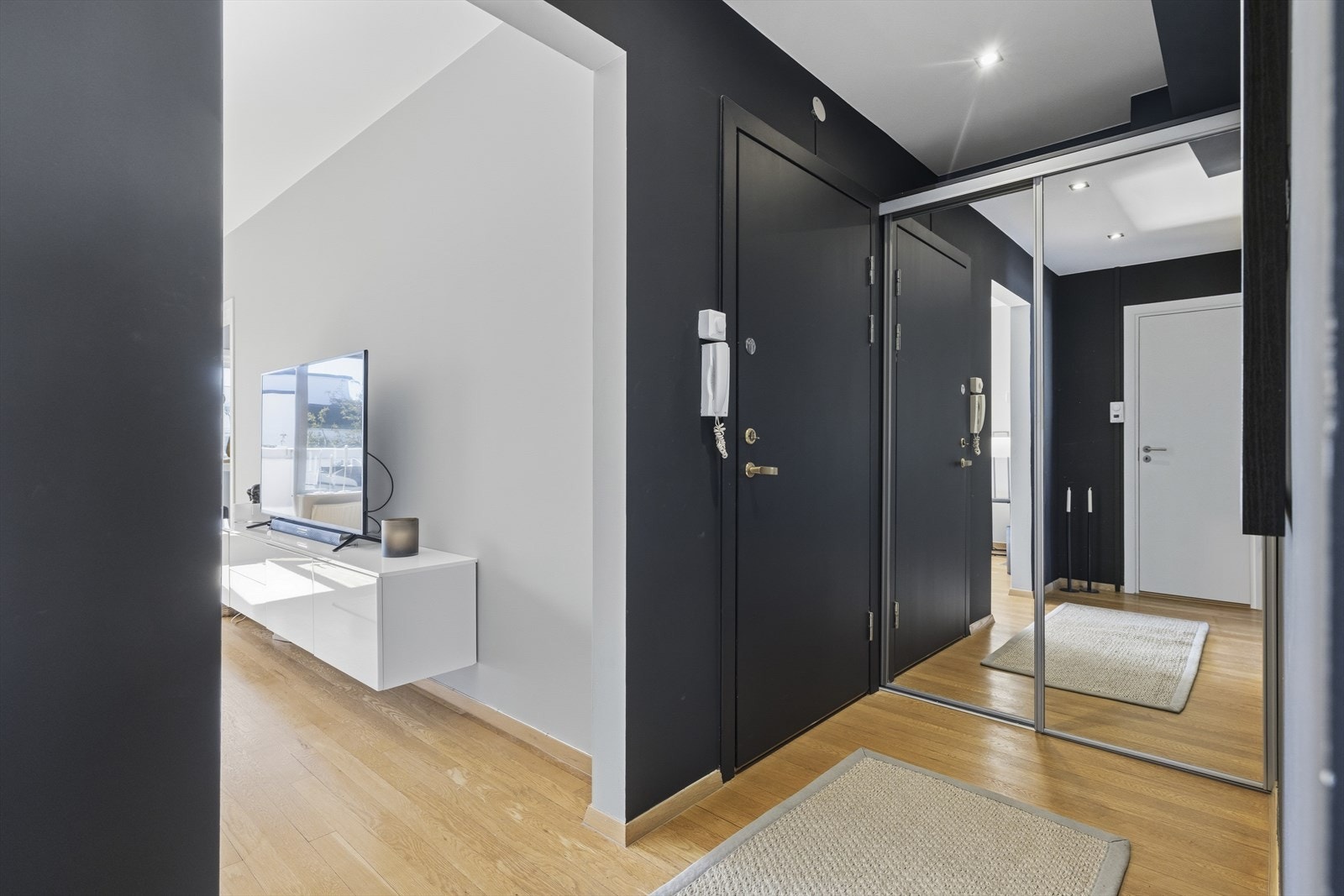 Innbydende entré ed praktisk skyvedørsgarderobe med speilfronter. Galleribilde