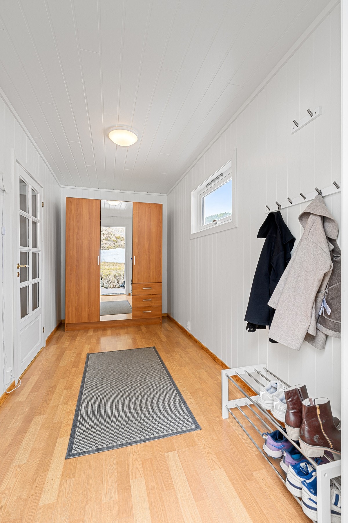 Entré ble pusset opp i 2020 og har gulv med varme Galleribilde