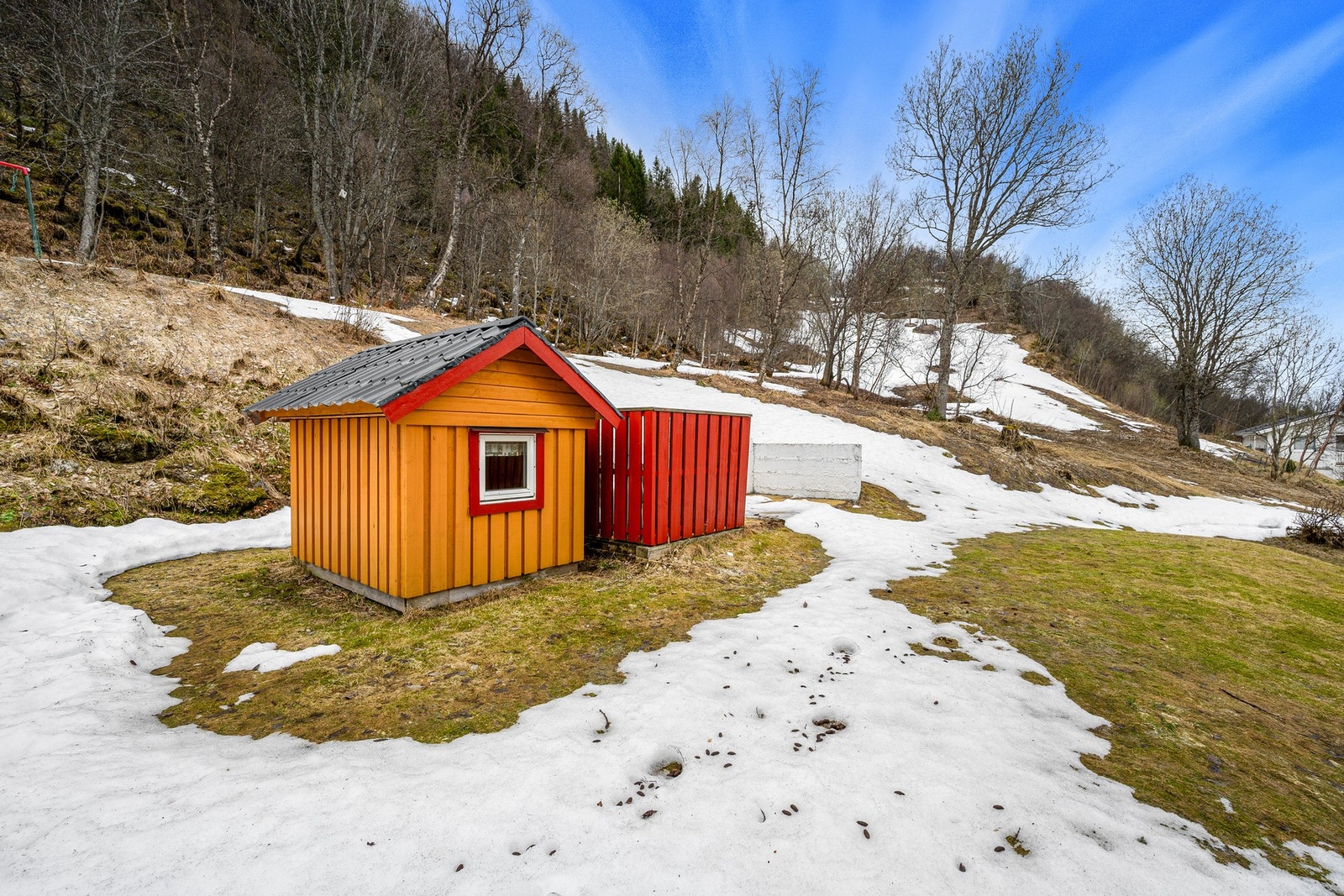 I hagen er det et dukkehus og grillplass ved siden av som kan benyttes på sommerstid Galleribilde