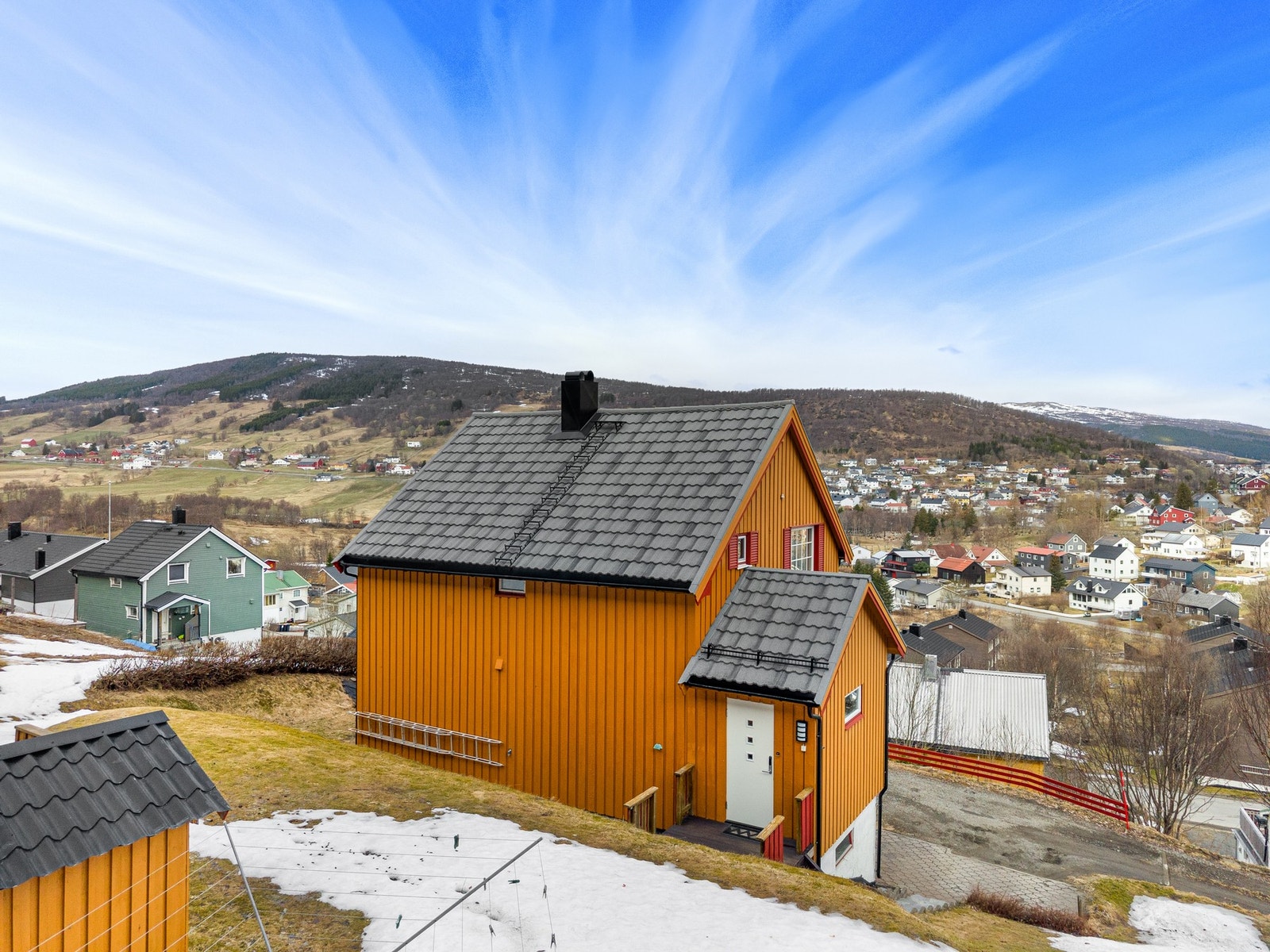 Stor og skjermet hage på baksiden av huset som grenser mot marka Galleribilde