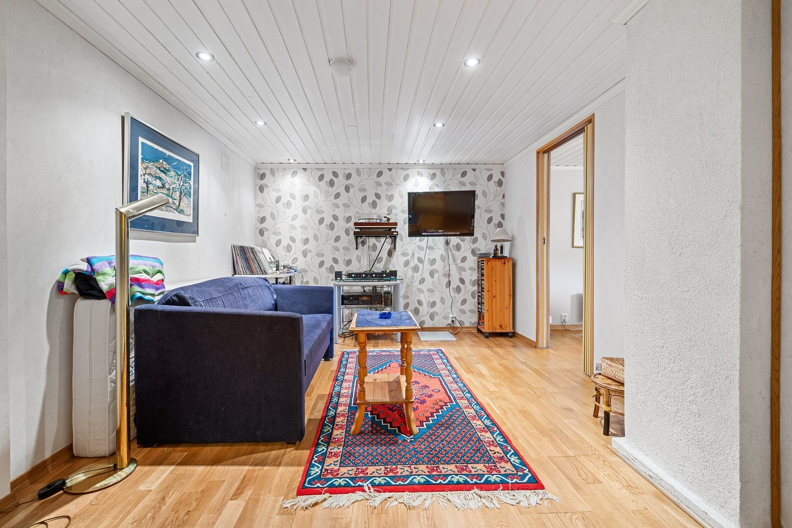 I kjelleren er et rom innredet kjellerstue (ikke godkjent for varig opphold) Galleribilde