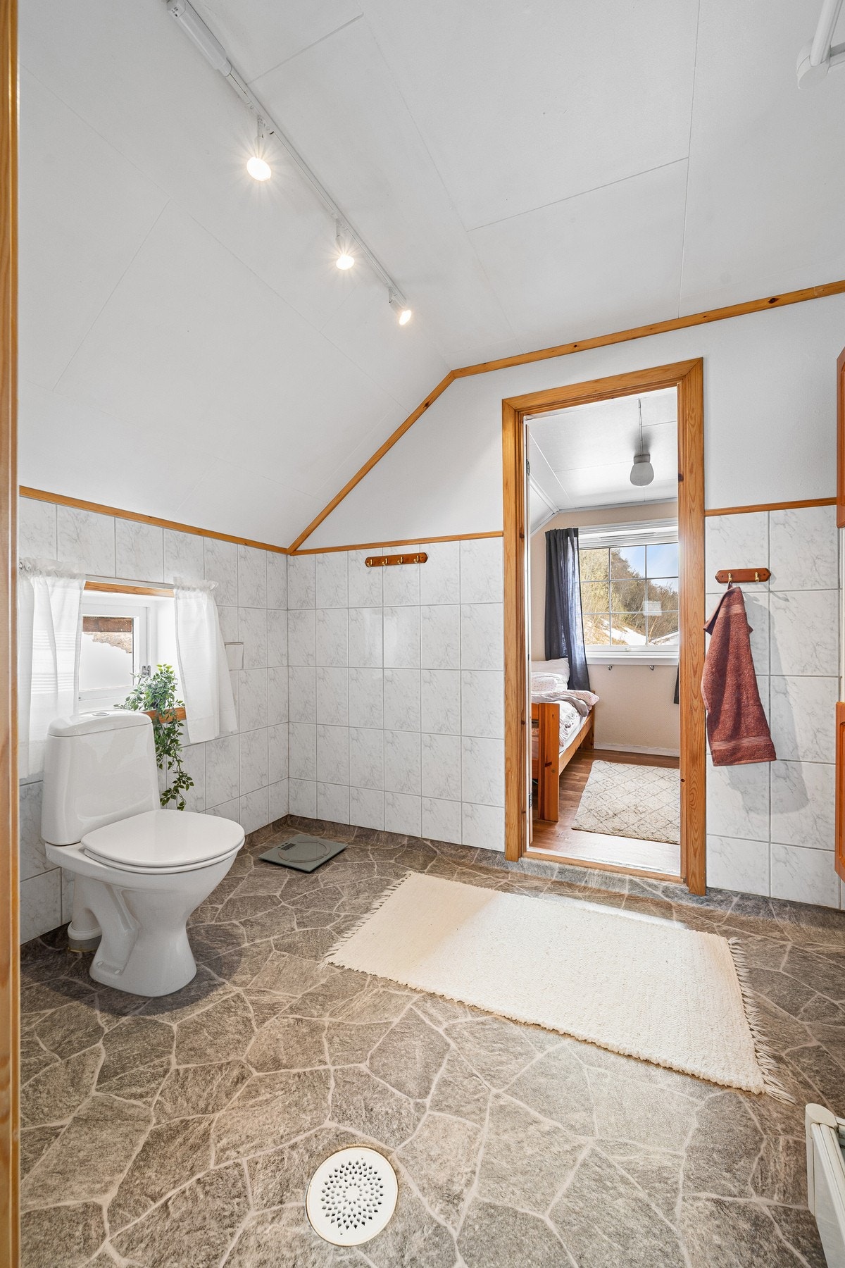 Et av soverommene har adkomst via badet Galleribilde