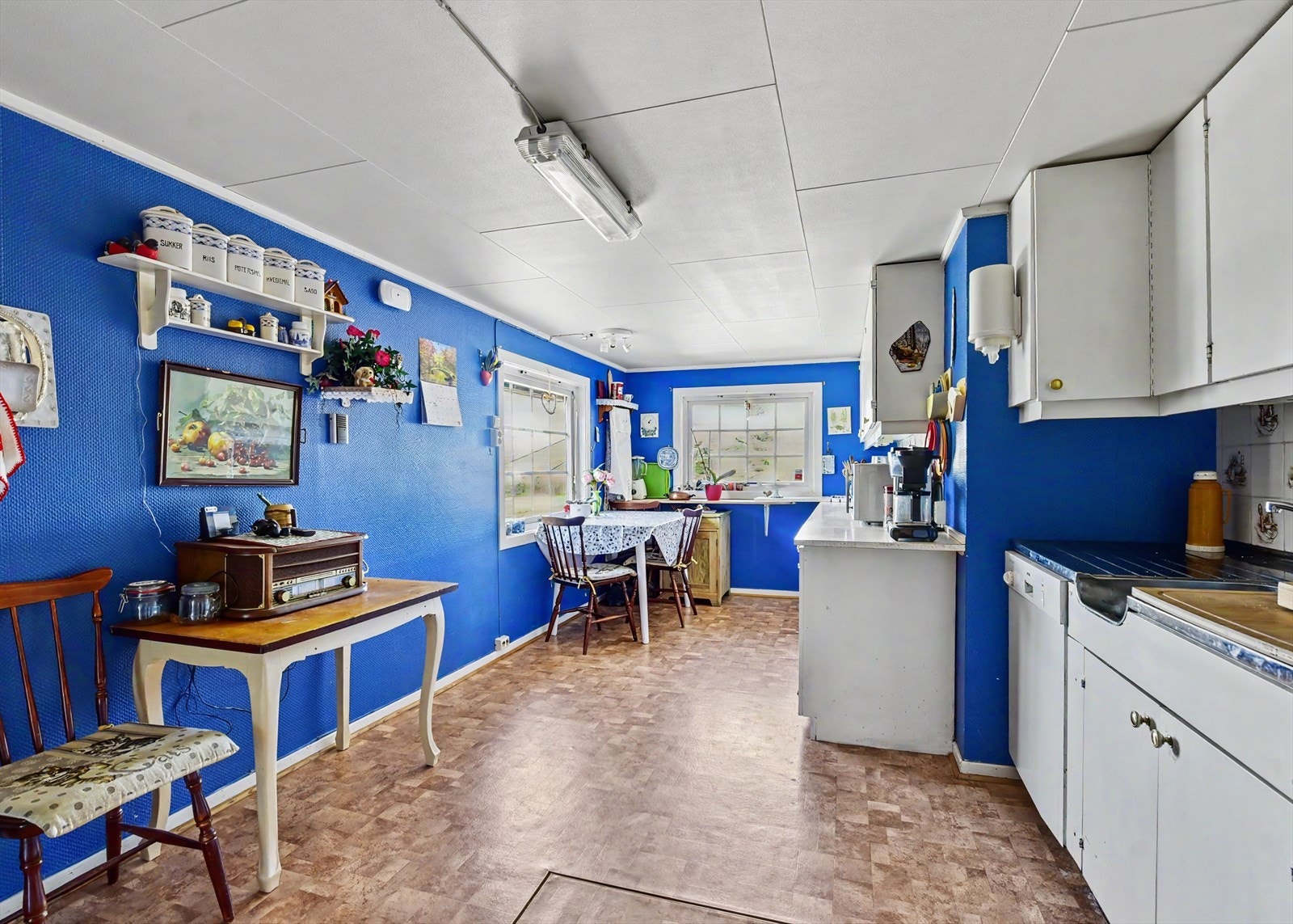 Romslig spisekjøkken med god plass til et frokostbord ved vinduet. Galleribilde