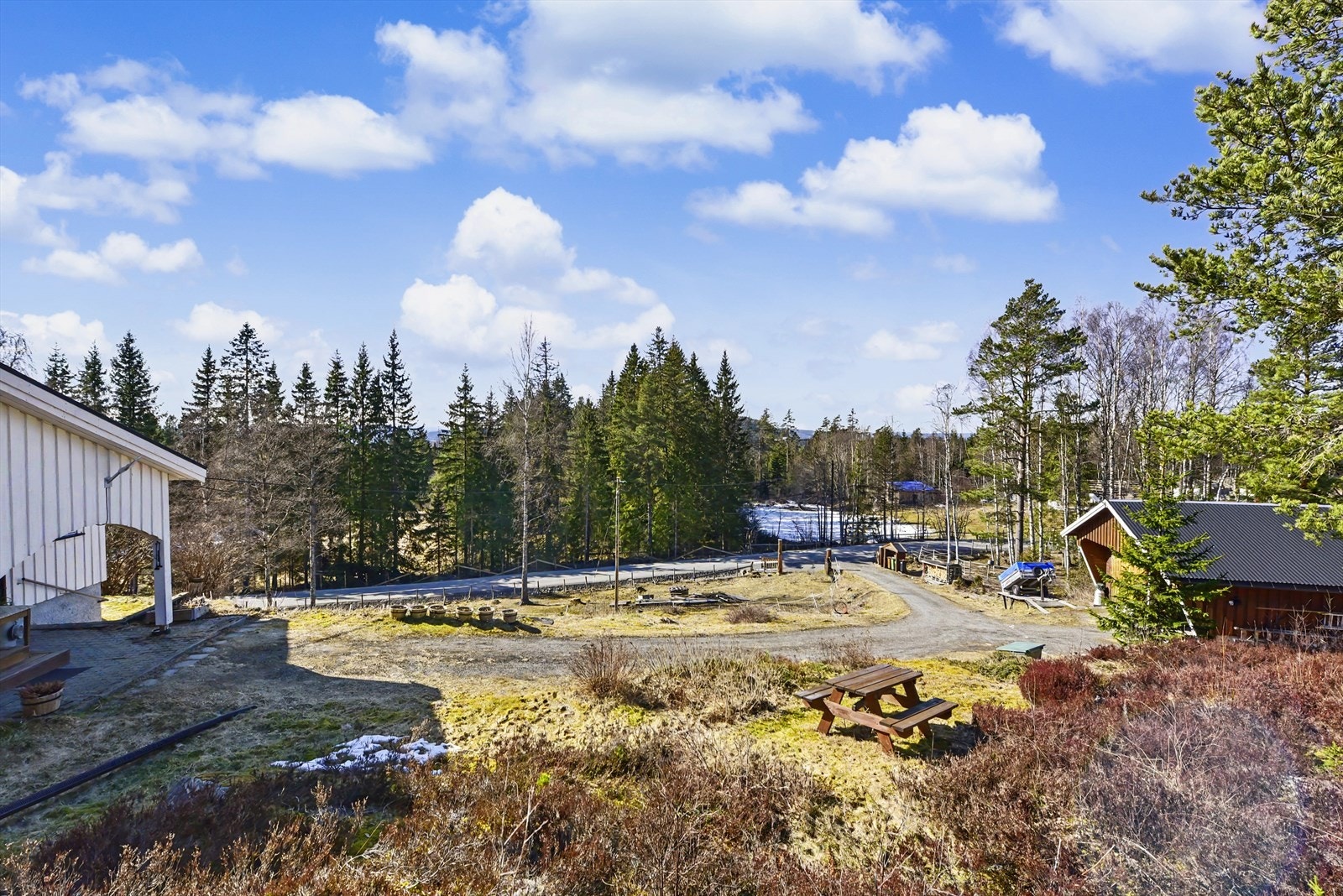 Fra eiendommen er det utsikt over nærområdet og de omkringliggende skogsområdene. Galleribilde
