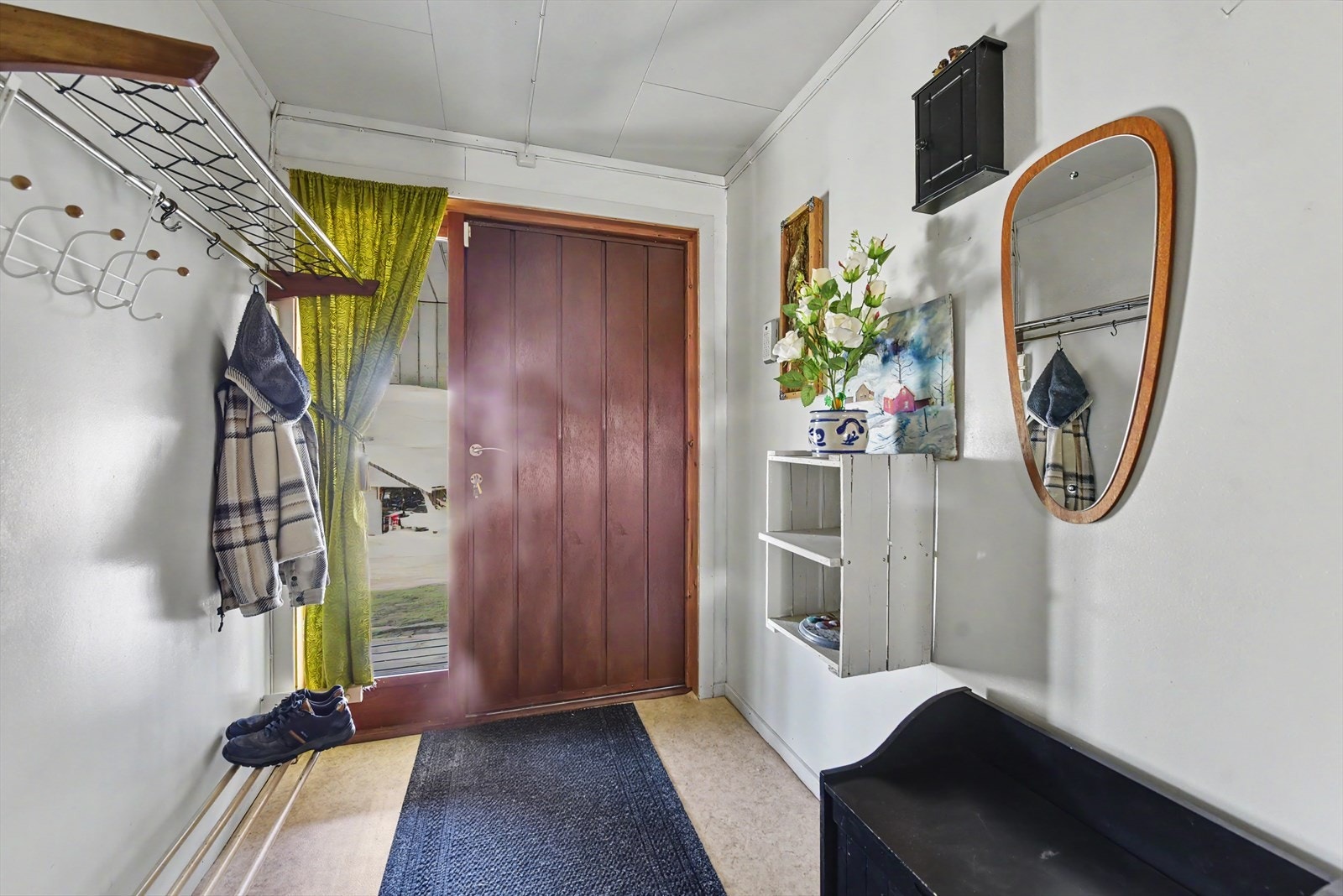 Entréen har plass til oppbevaring av yttertøy og sko. Galleribilde