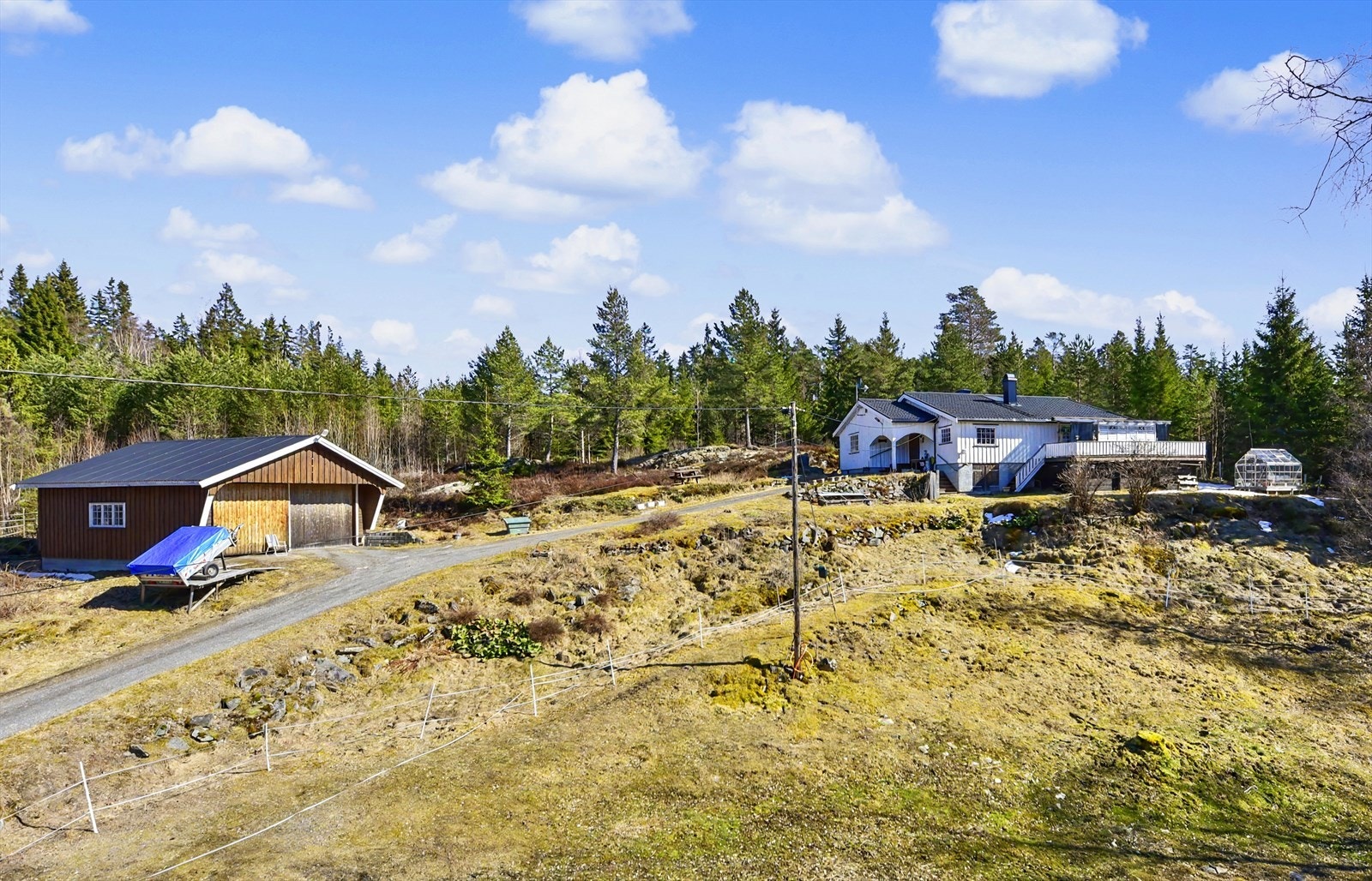 Enebolig med stor tomt og separat garasjebygg, beliggende i rolige og naturskjønne omgivelser. Galleribilde