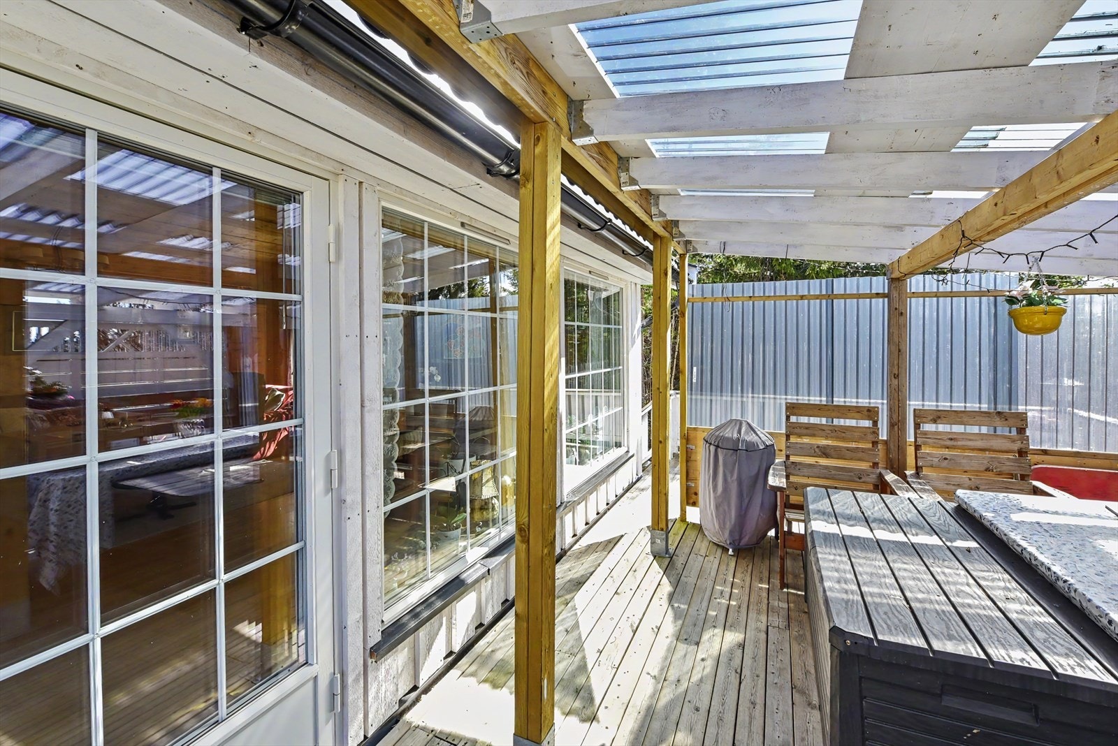 Den delvis overbygde verandaen gir en lun og skjermet uteplass. Galleribilde