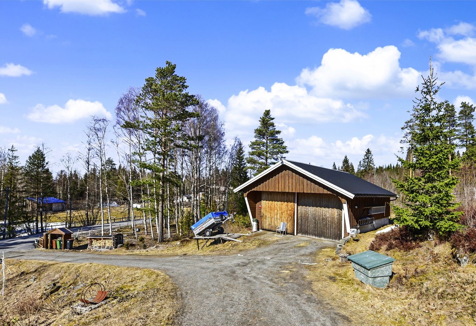Romslig, frittstående garasjebygg med god plass for biler og oppbevaring. Galleribilde