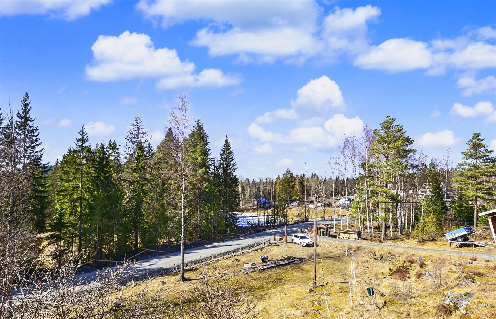 Eiendommen ligger i Gran kommune, med servicetilbud i Brandbu kun 5 minutter unna med bil. Galleribilde