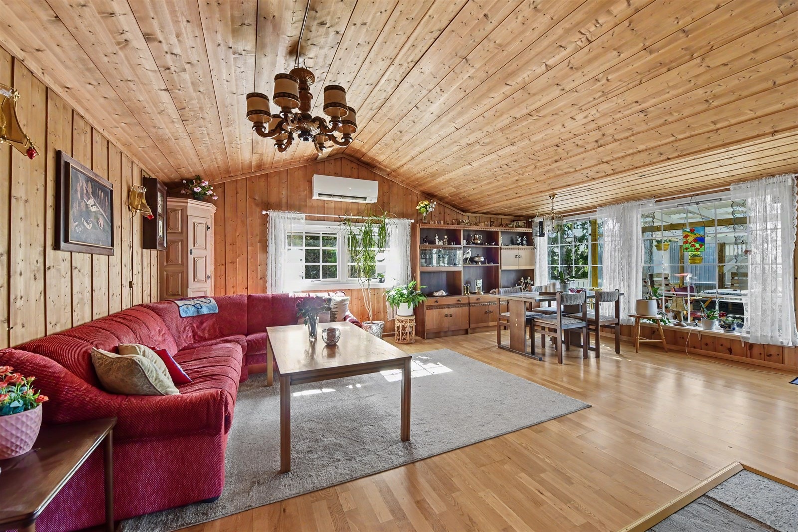 Her er det god plass til både en stor sofagruppe og spisebord. Galleribilde